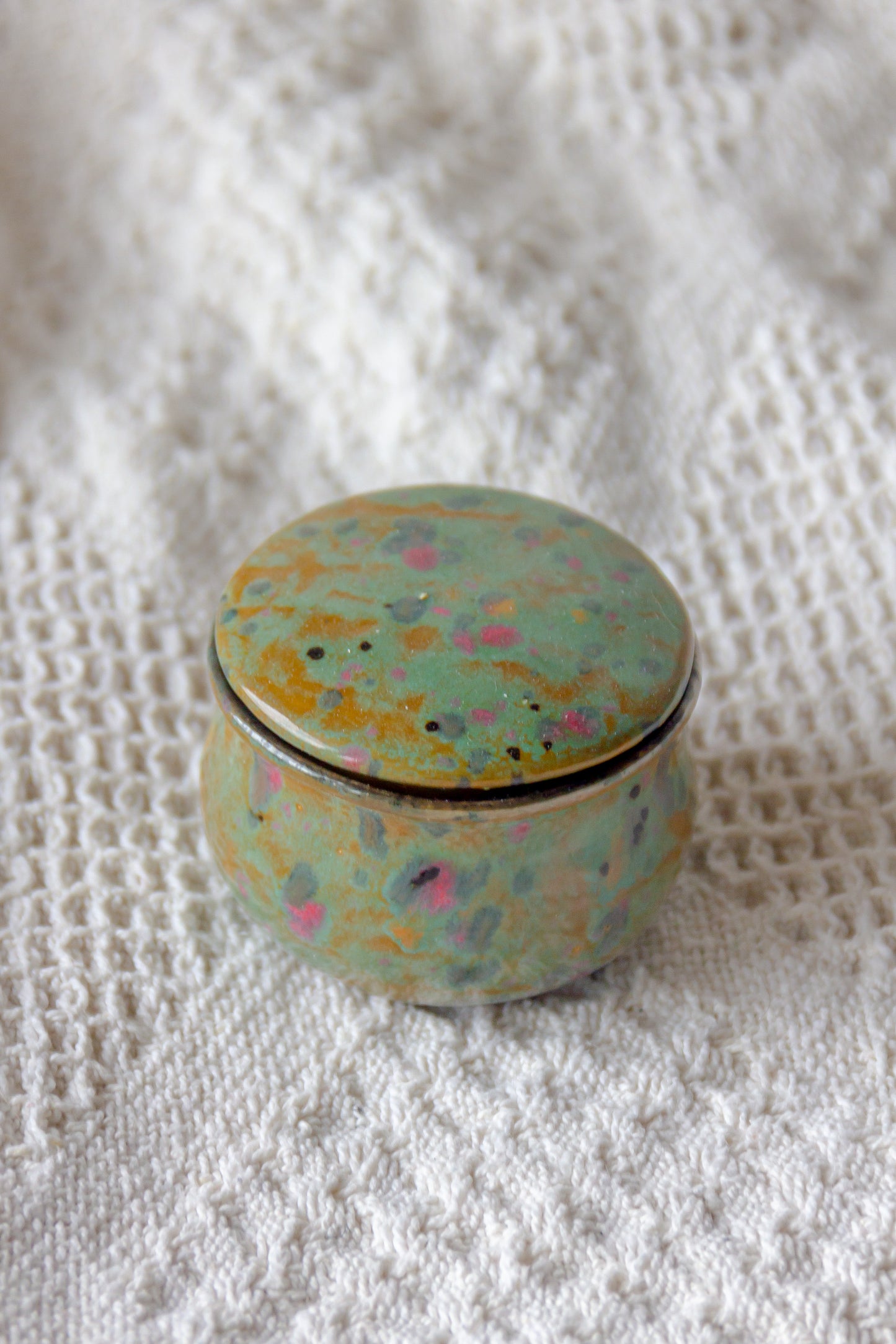 Szkatułka ceramiczna zielono-czarna z plamkami mini