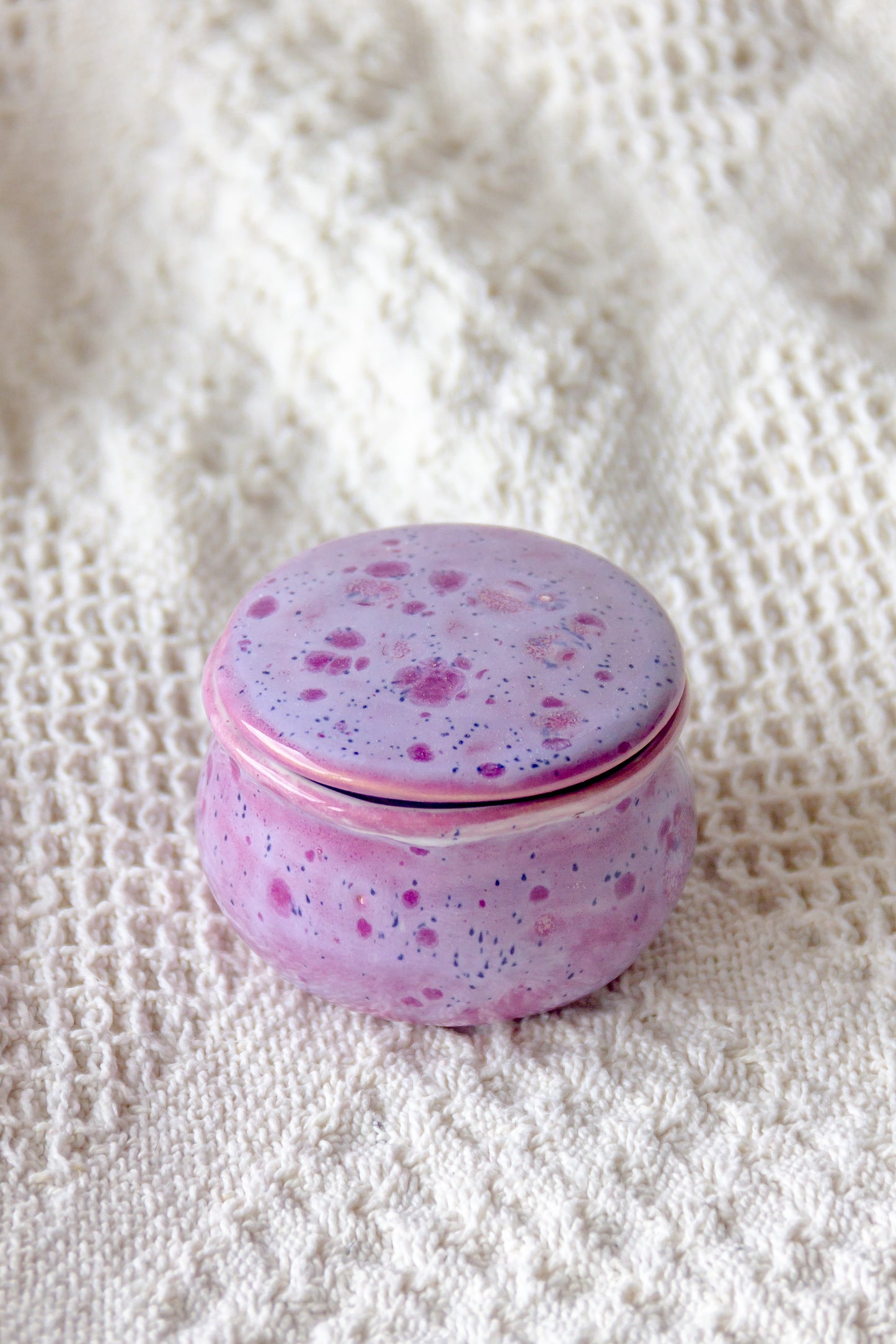 Szkatułka ceramiczna fioletowo-biała z plamkami mini