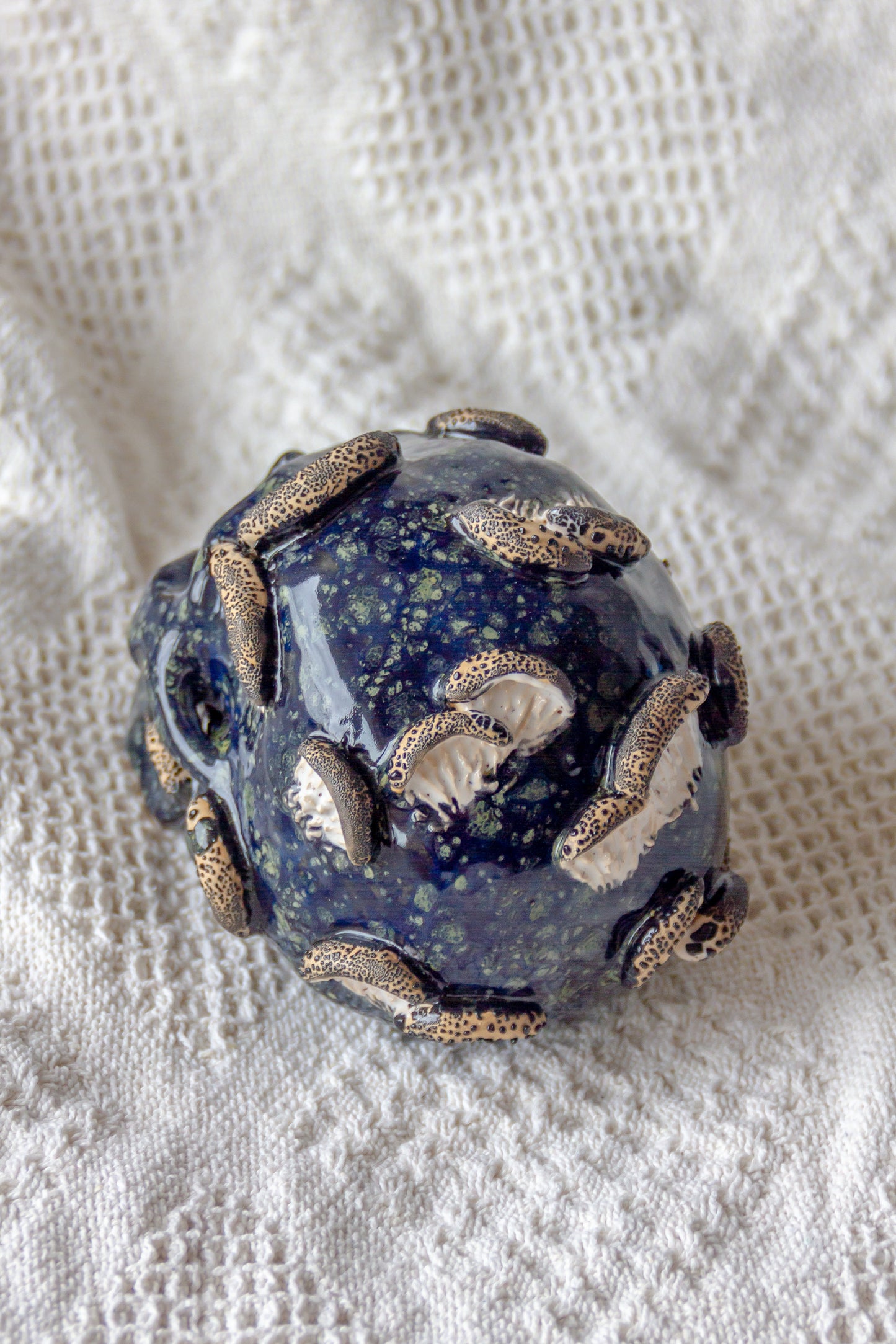 Czaszka ceramiczna granatowo-czarna z grzybami