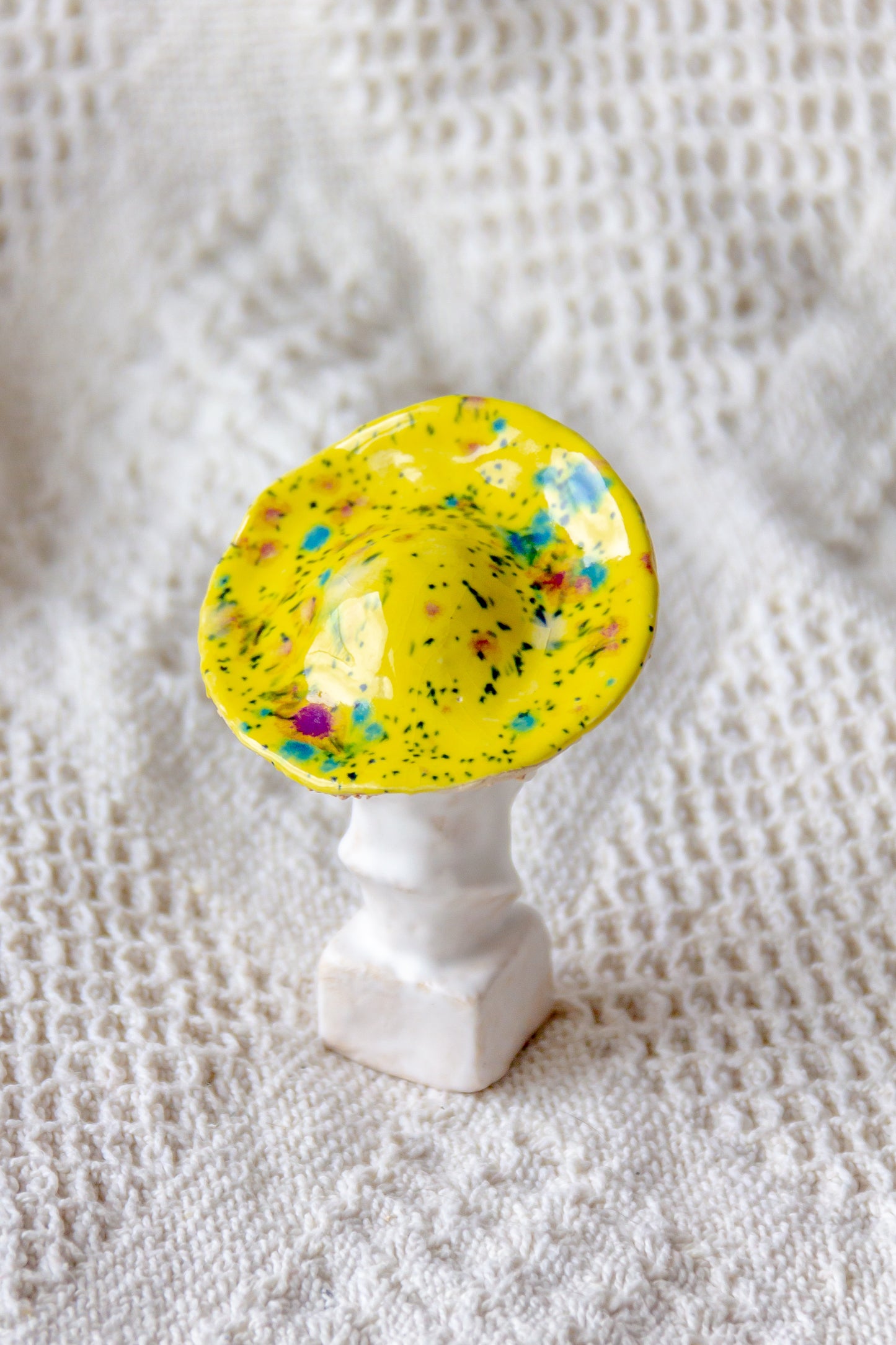 Lenin grzyb biało-żółty, rzeźba ceramiczna mini