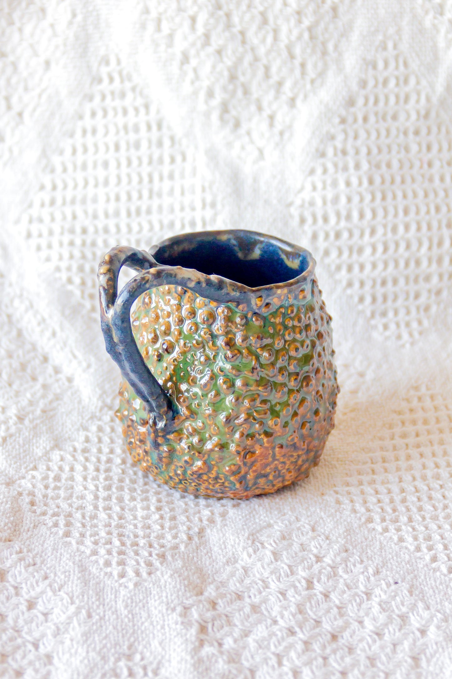 Kubek ceramiczny „Rafflesio” zielono-brązowy