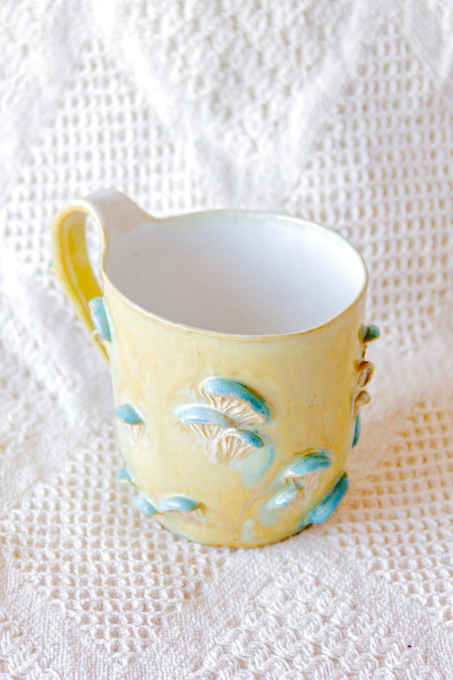 Kubek ceramiczny “Shrooms” niebiesko-beżowy