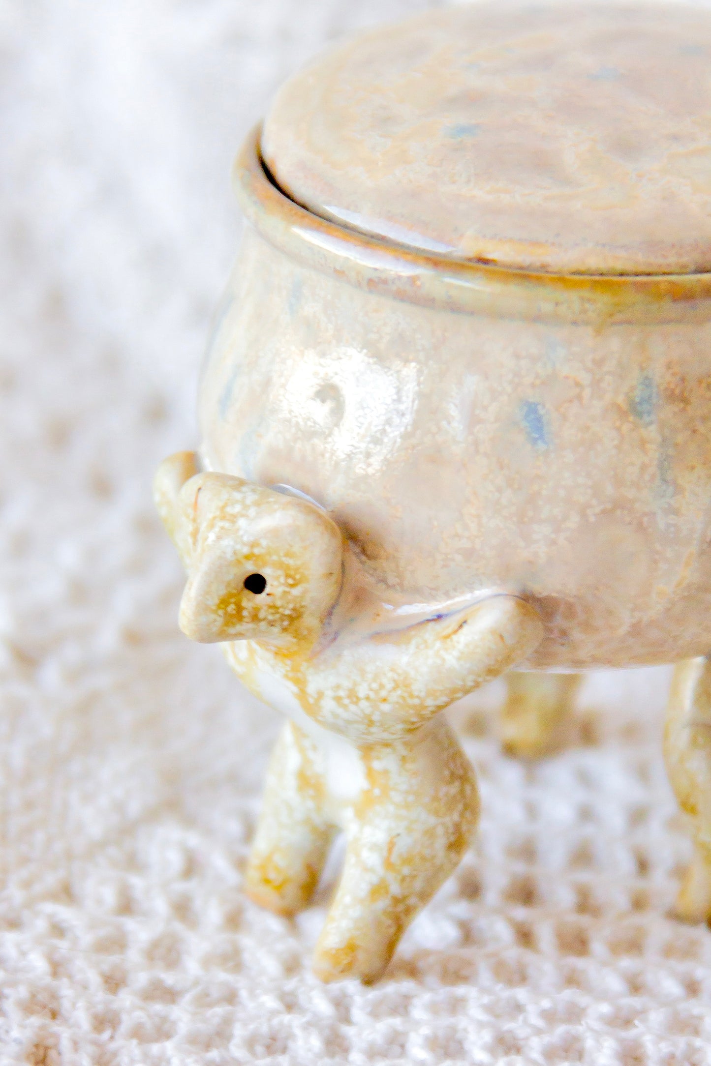 Szkatułka ceramiczna brązowo-beżowa z werlingami mini