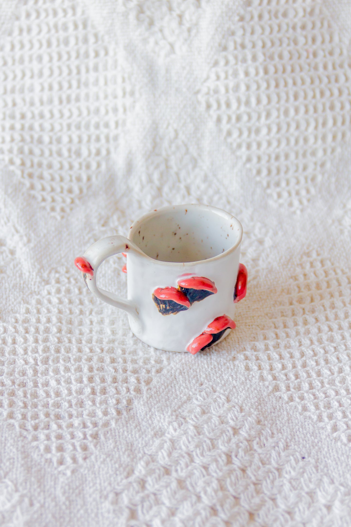 Kubek „Shrooms” do espresso ceramiczna biało-czerwona