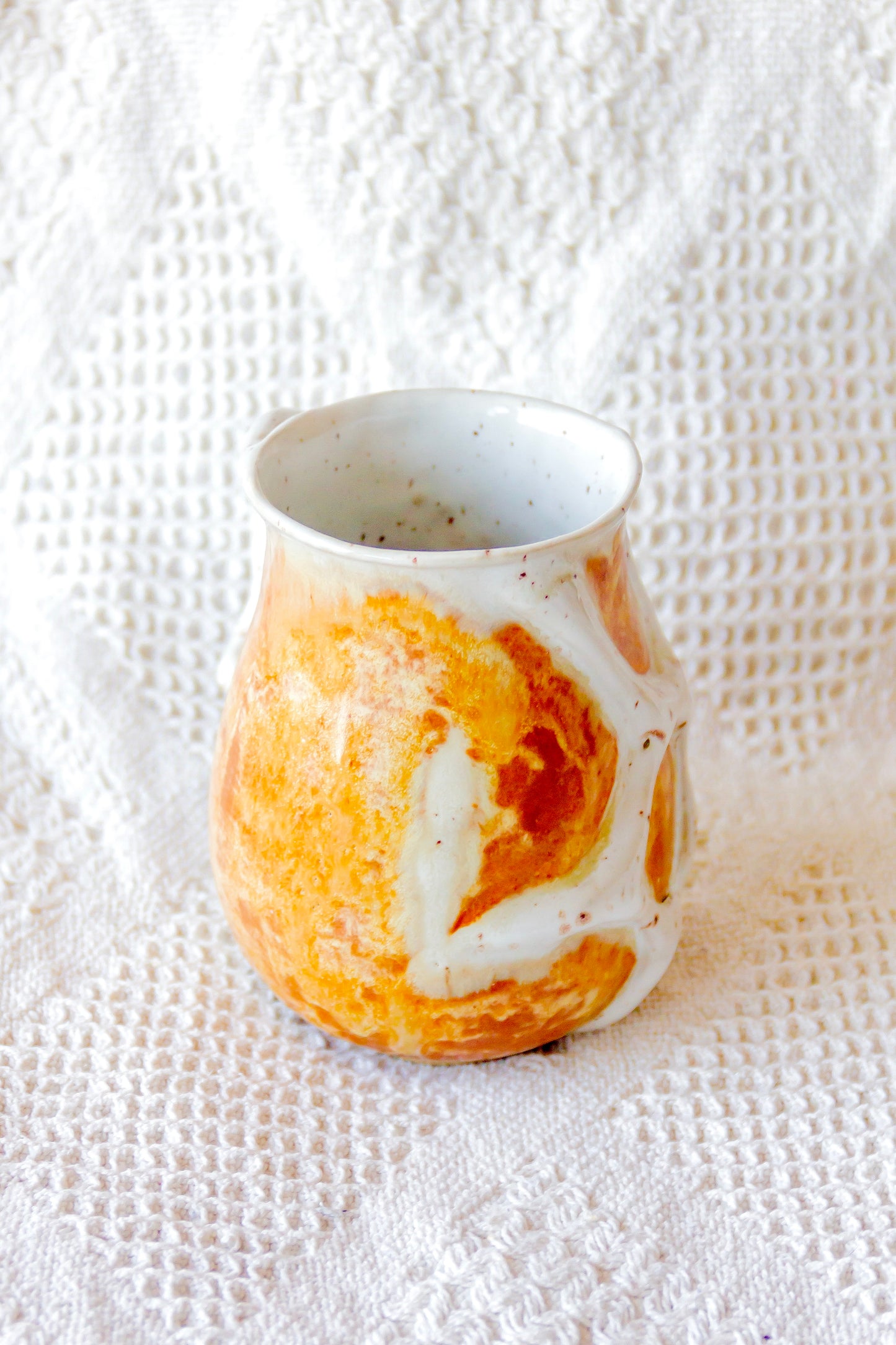 Mug en céramique orange et beige