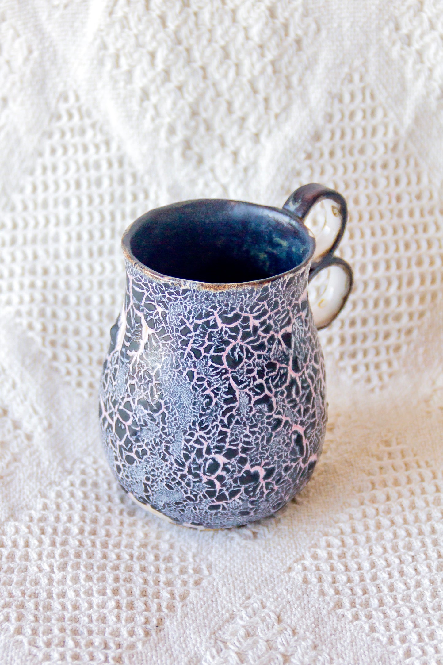 Kubek ceramiczny czarno-różowy z efektem lawy