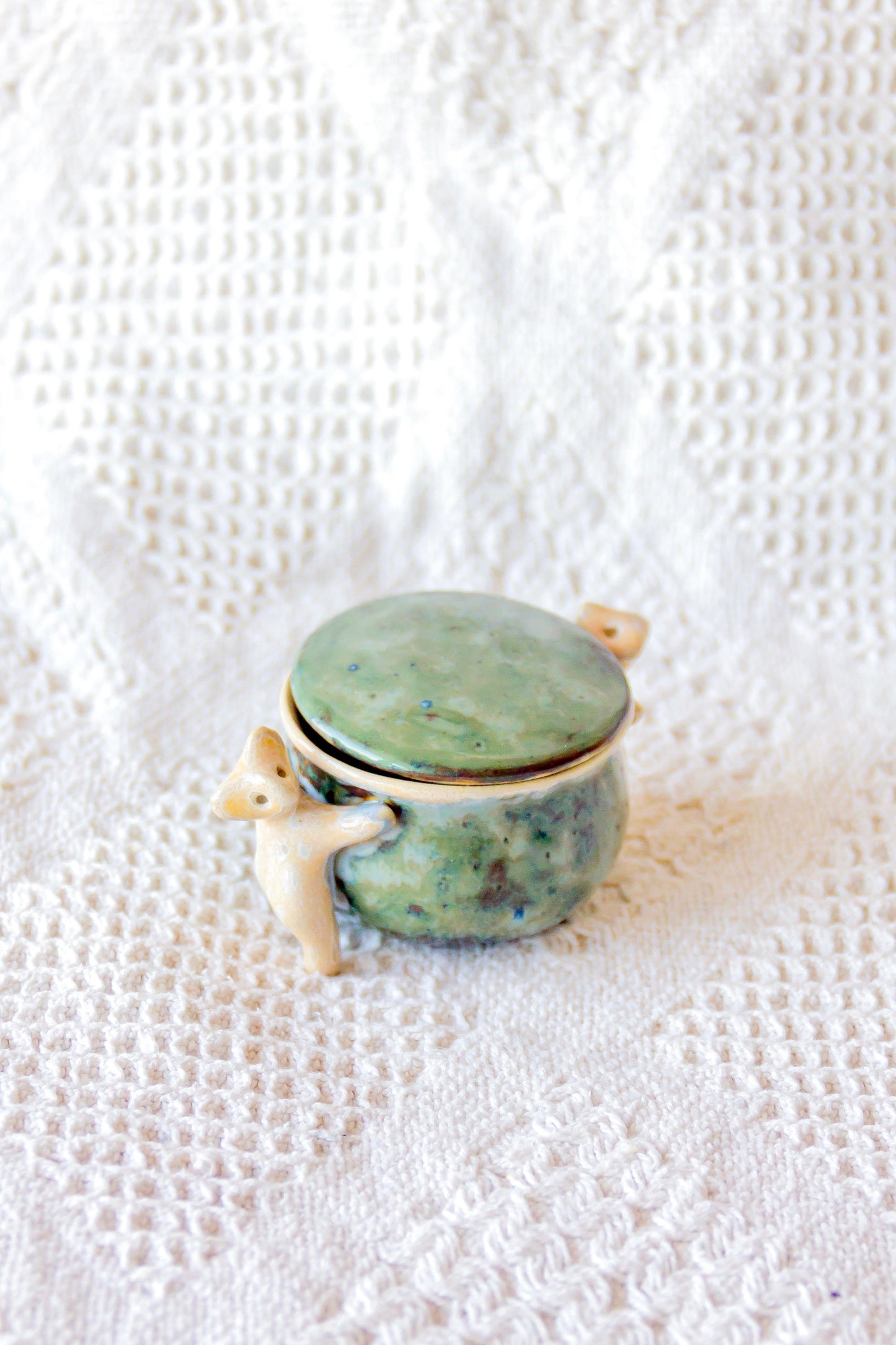Szkatułka ceramiczna zielono-beżowa z werlingami mini