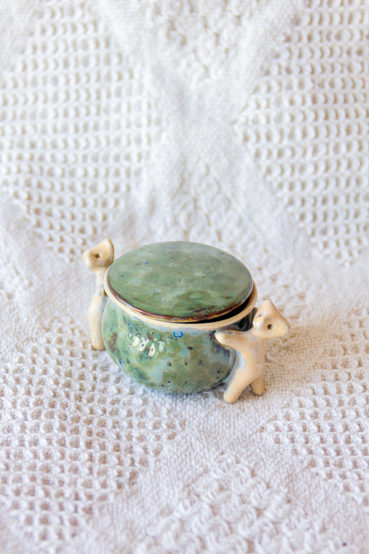 Szkatułka ceramiczna zielono-beżowa z werlingami mini
