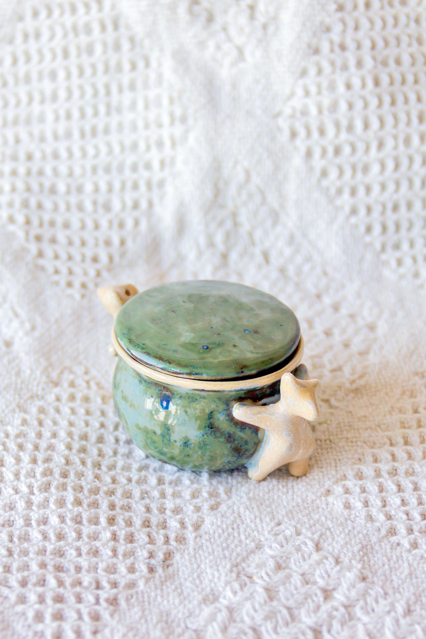 Szkatułka ceramiczna zielono-beżowa z werlingami mini