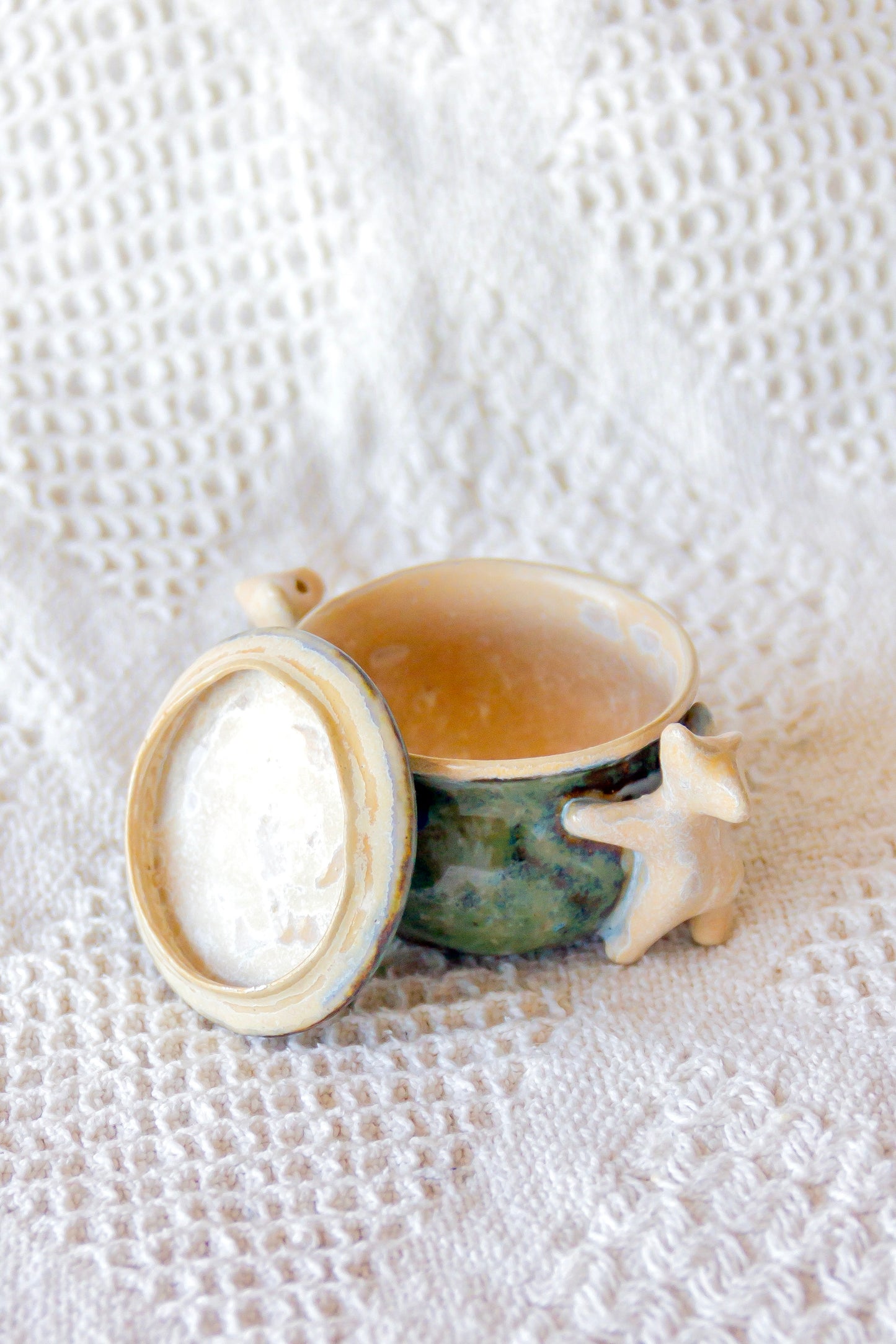 Szkatułka ceramiczna zielono-beżowa z werlingami mini