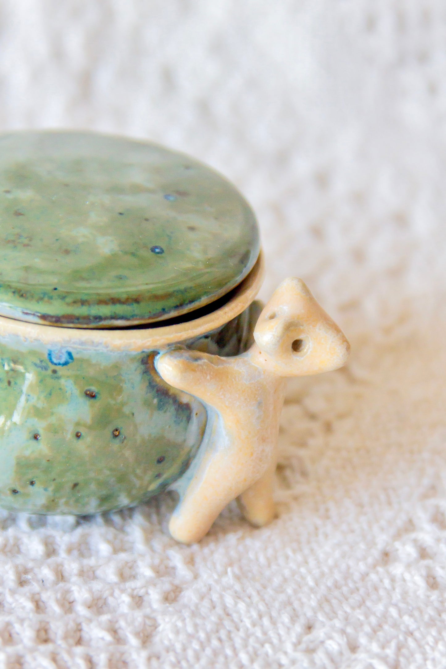 Szkatułka ceramiczna zielono-beżowa z werlingami mini