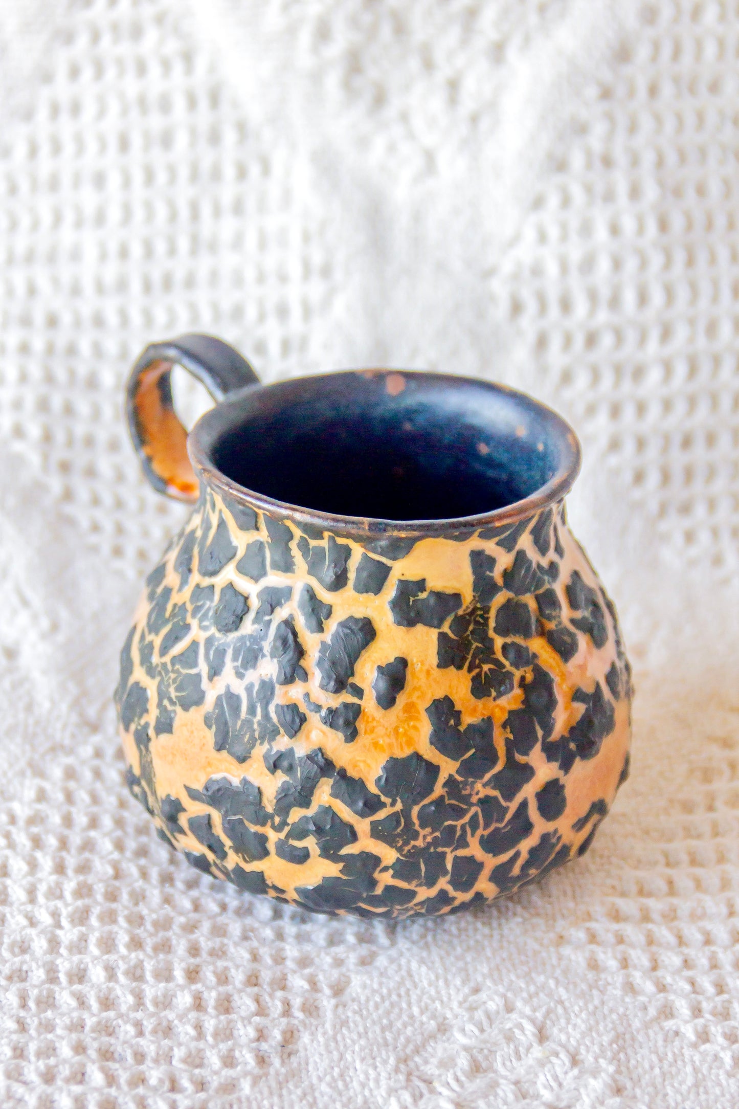 Kubek ceramiczny czarno-pomarańczowy z efektem lawy