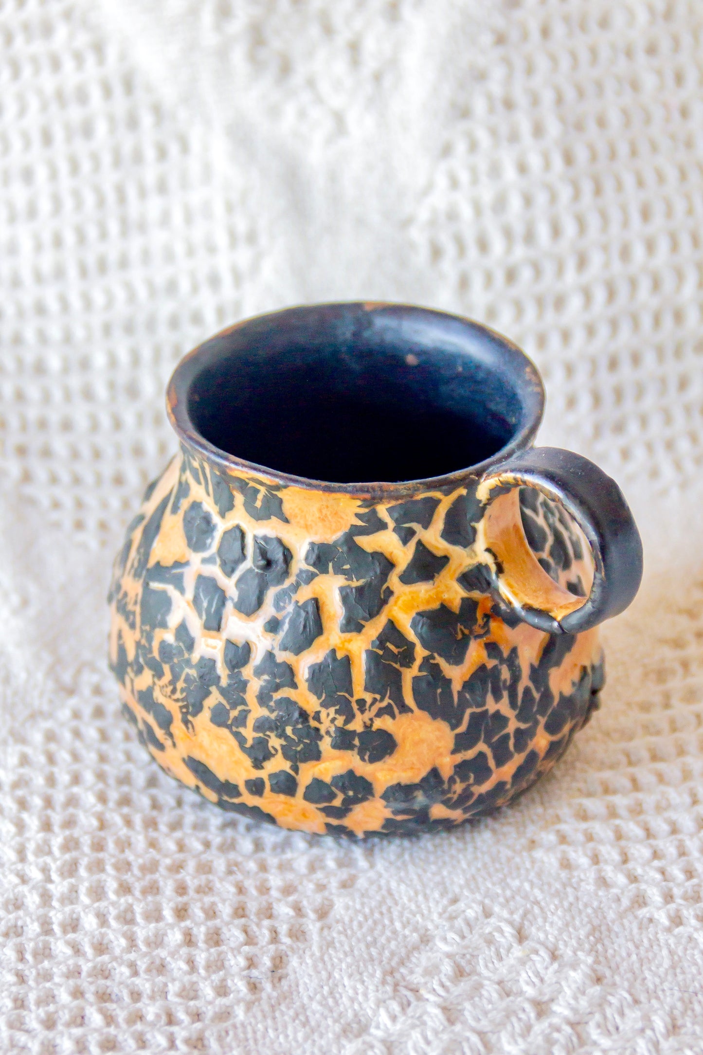 Kubek ceramiczny czarno-pomarańczowy z efektem lawy