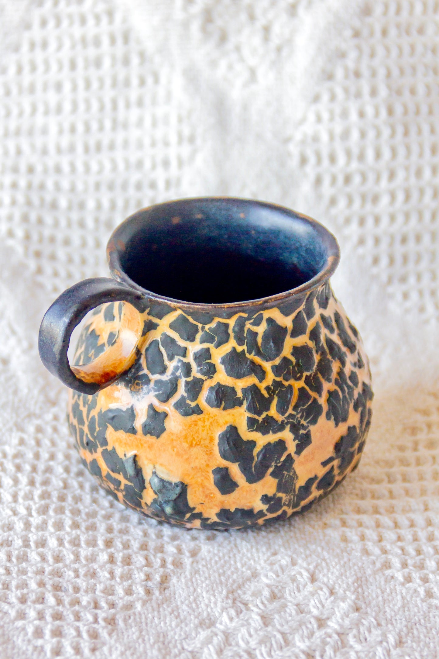Kubek ceramiczny czarno-pomarańczowy z efektem lawy