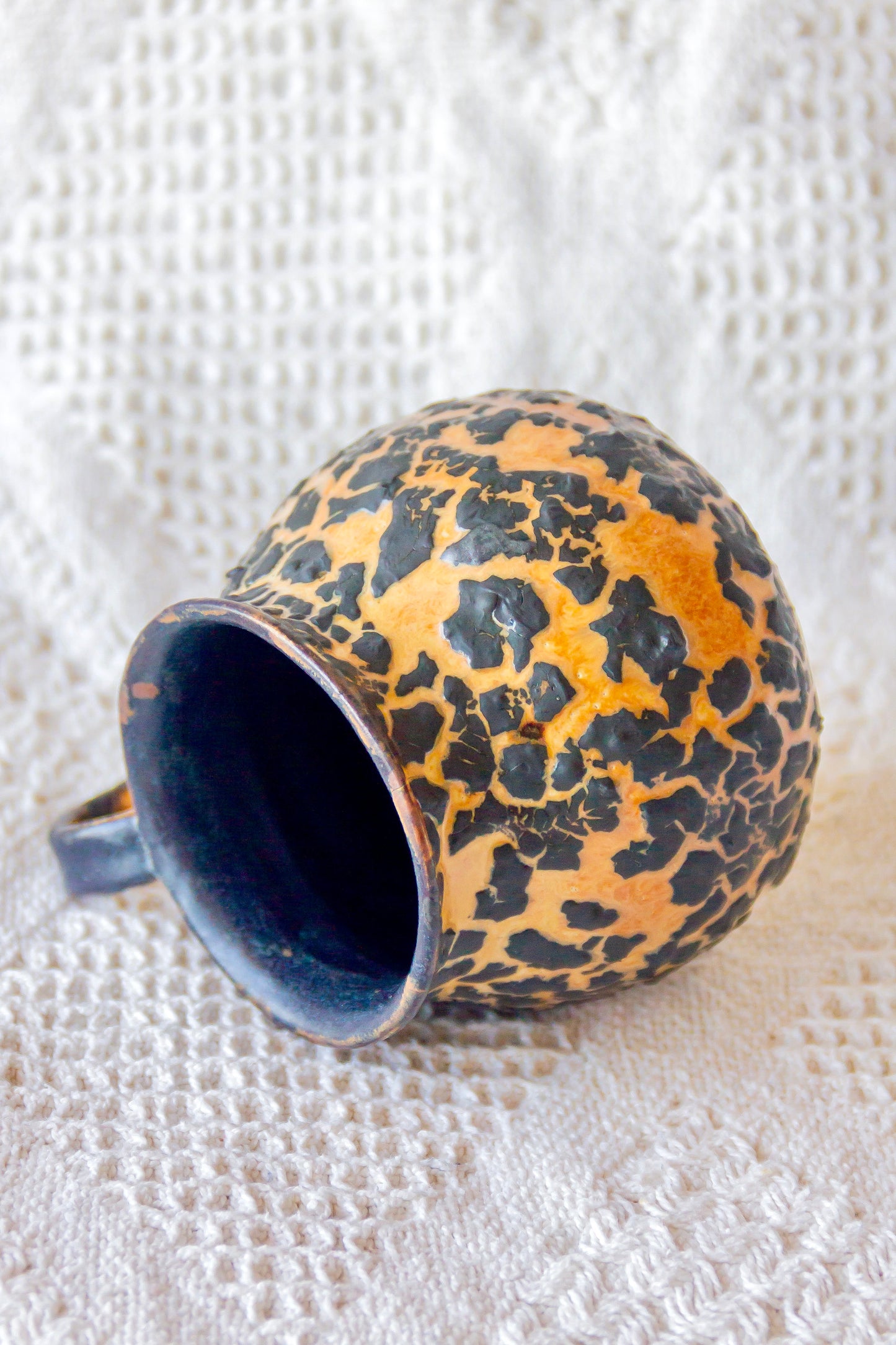 Kubek ceramiczny czarno-pomarańczowy z efektem lawy
