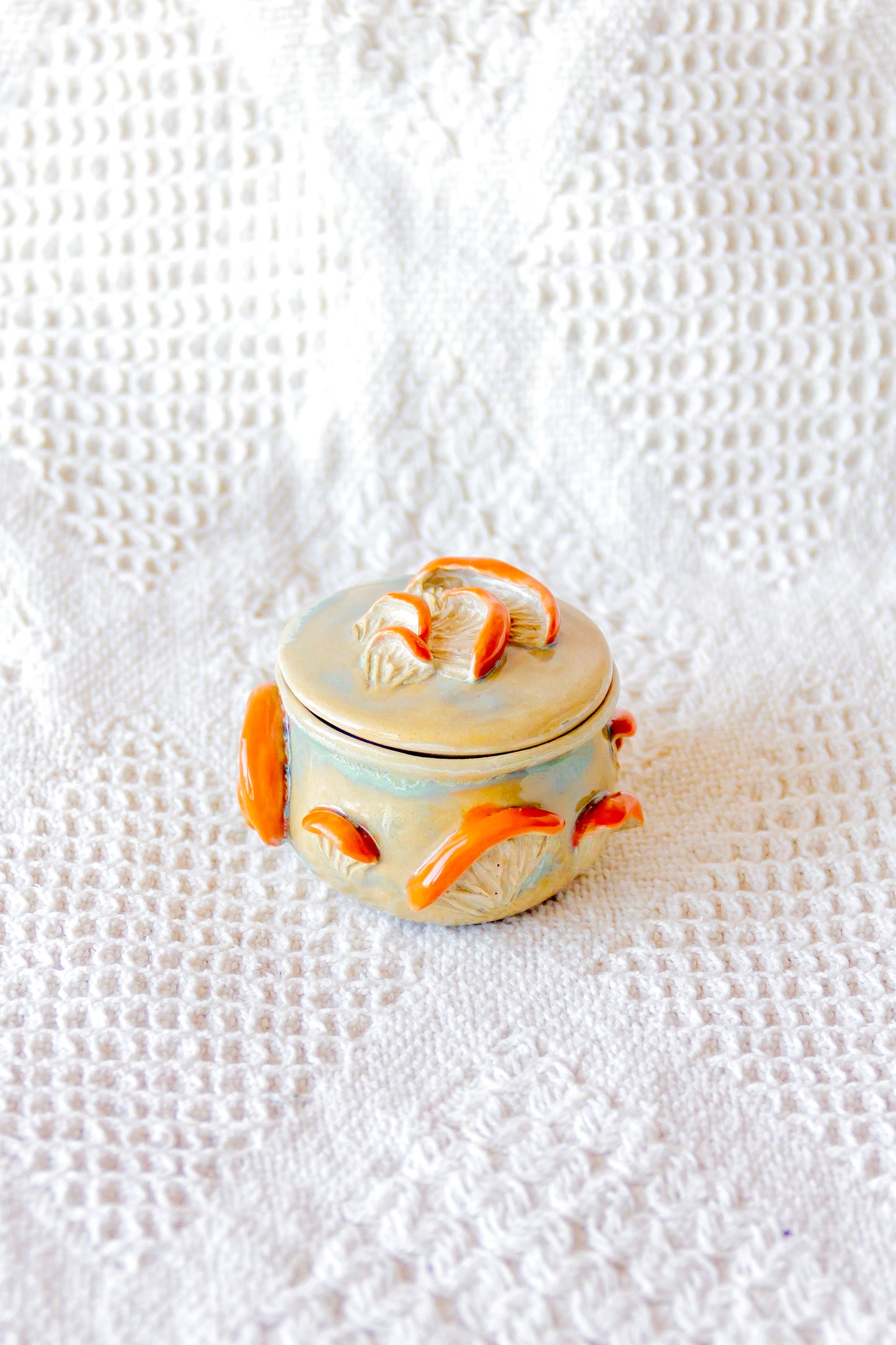 Szkatułka ceramiczna “Shrooms” pomarańczowo-beżowa mini