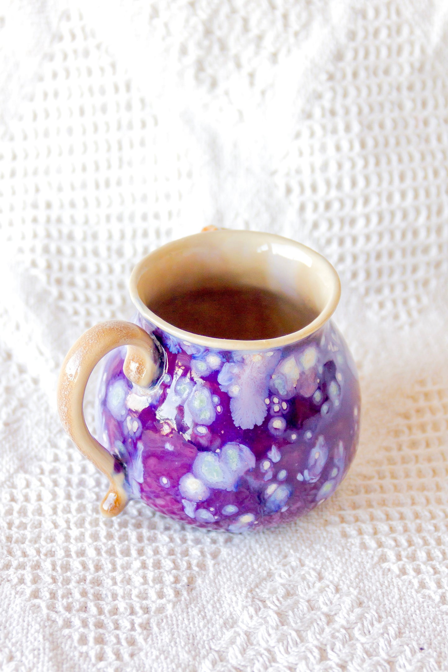 Kubek ceramiczny z werlingami fioletowo-beżowy