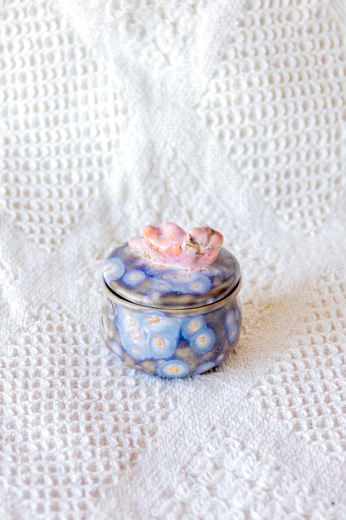 Szkatułka ceramiczna szaro-różowa z werlingiem mini