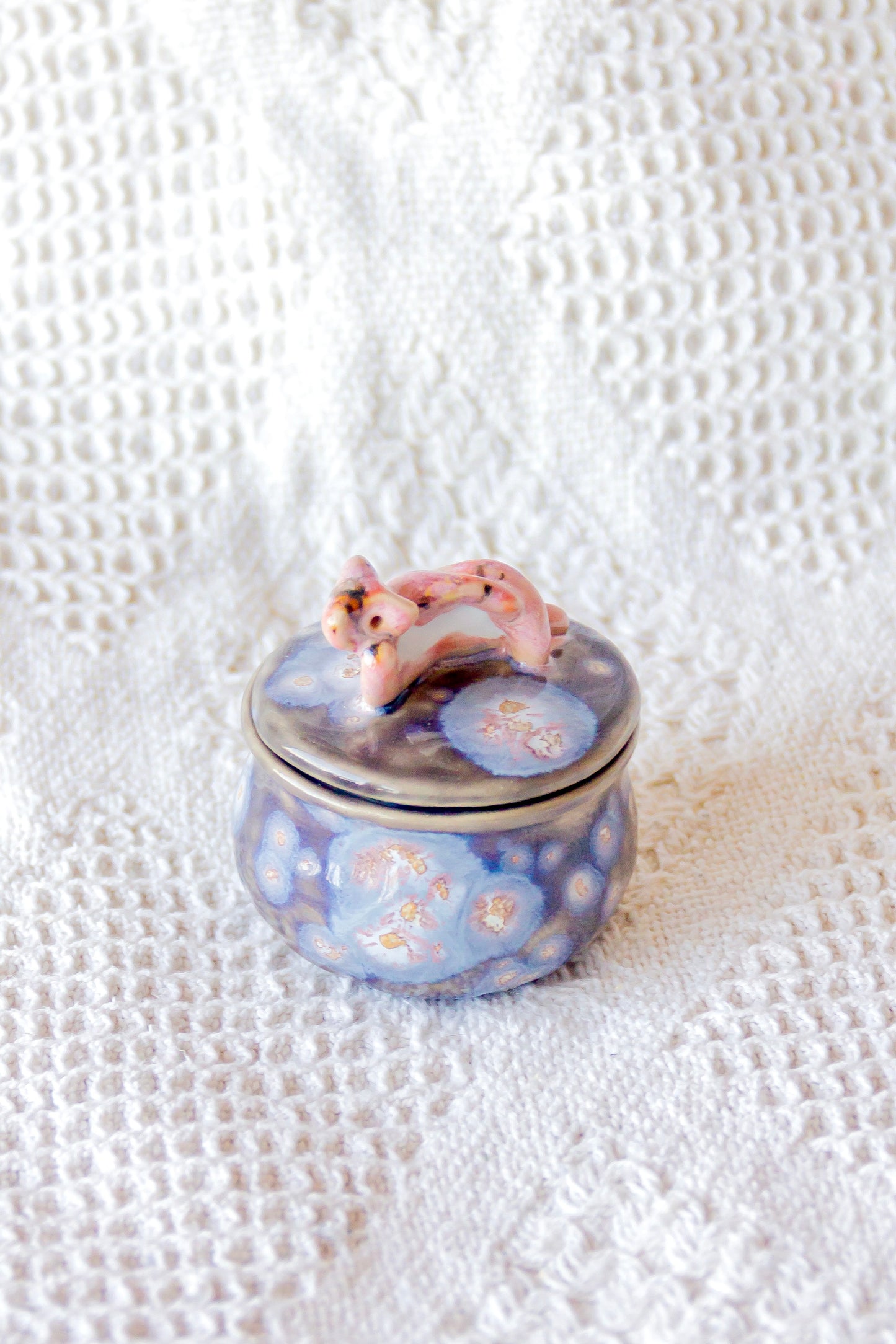 Szkatułka ceramiczna szaro-różowa z werlingiem mini