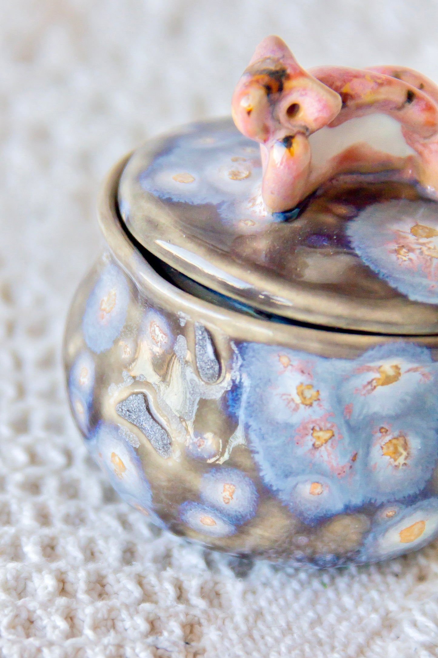 Szkatułka ceramiczna szaro-różowa z werlingiem mini