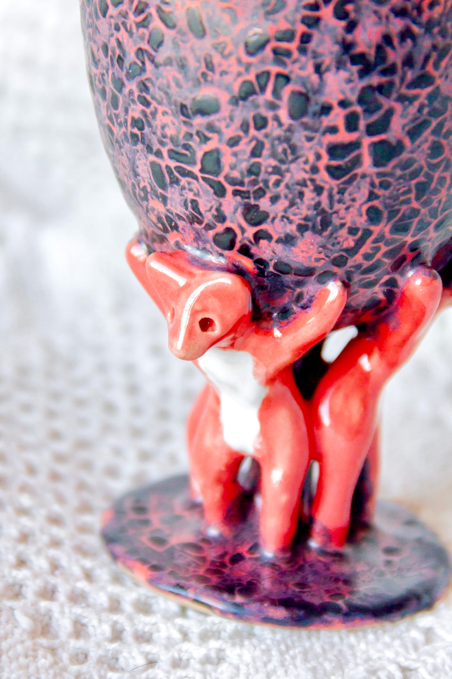 Puchar ceramiczny z werlingami malinowo-czarny