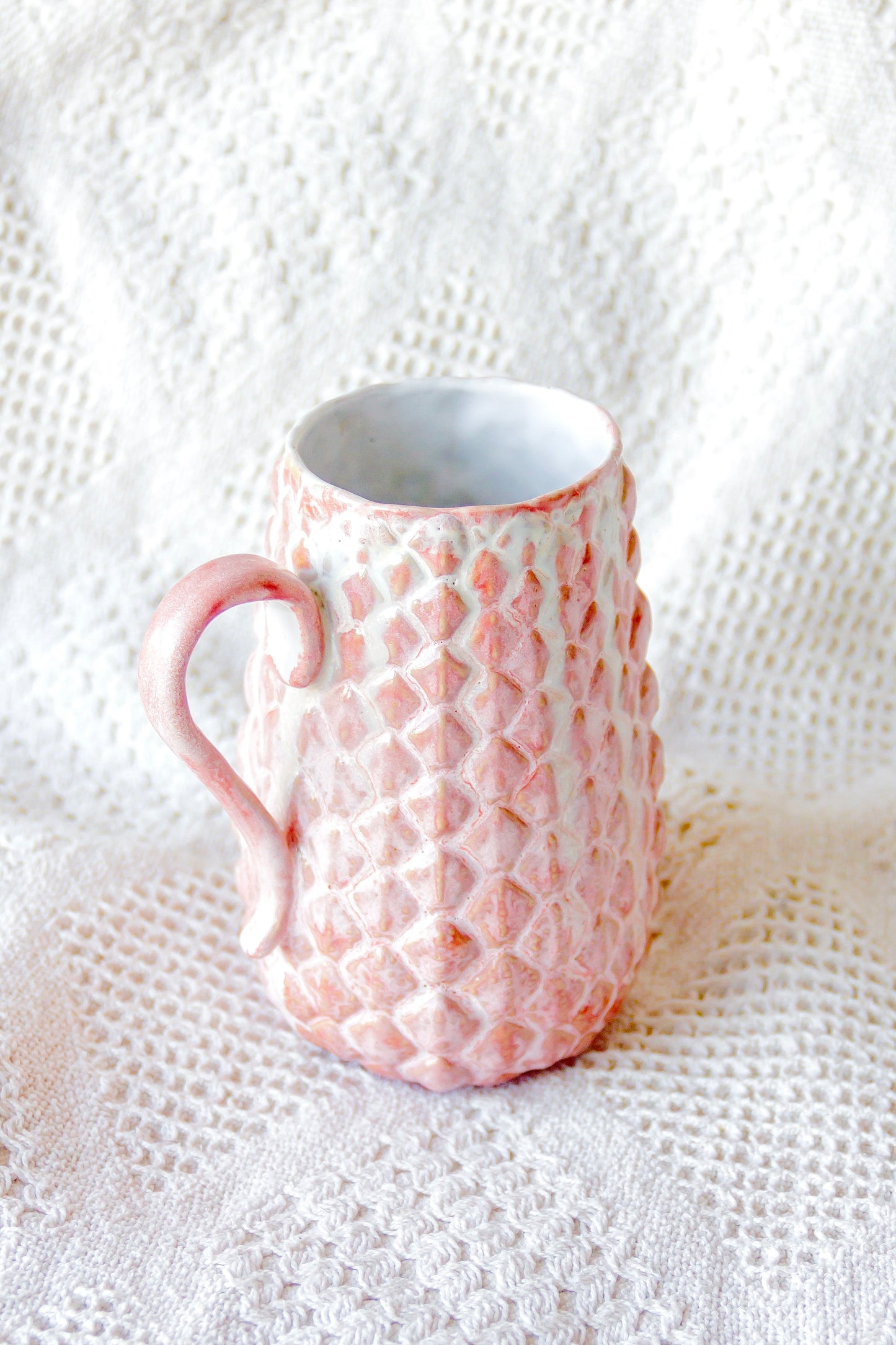 Kubek ceramiczny „Shell” biało-różowy