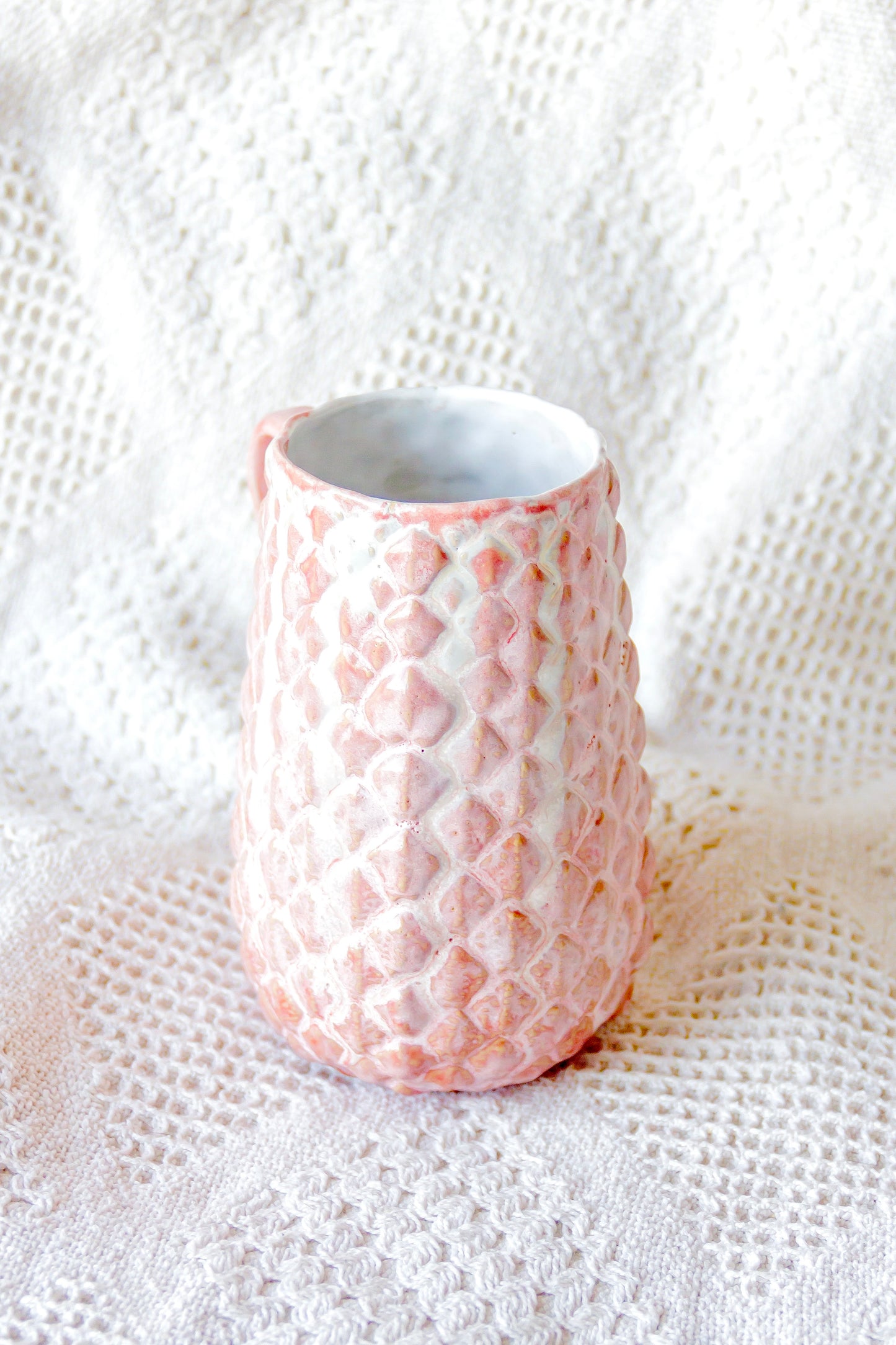 Kubek ceramiczny „Shell” biało-różowy