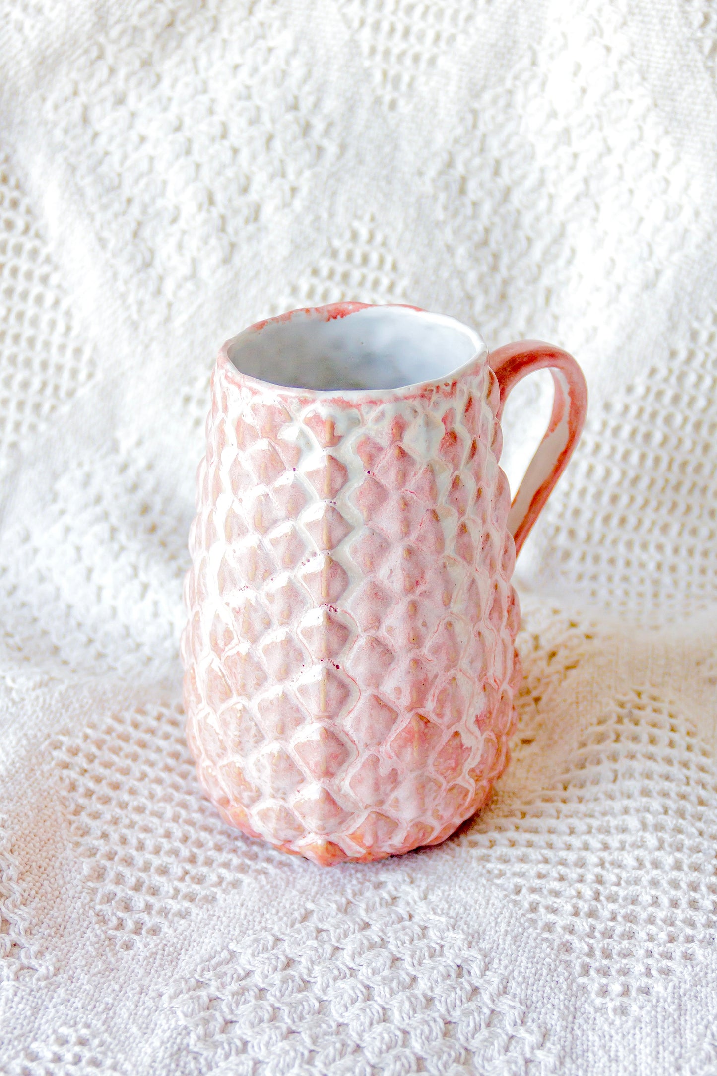 Kubek ceramiczny „Shell” biało-różowy