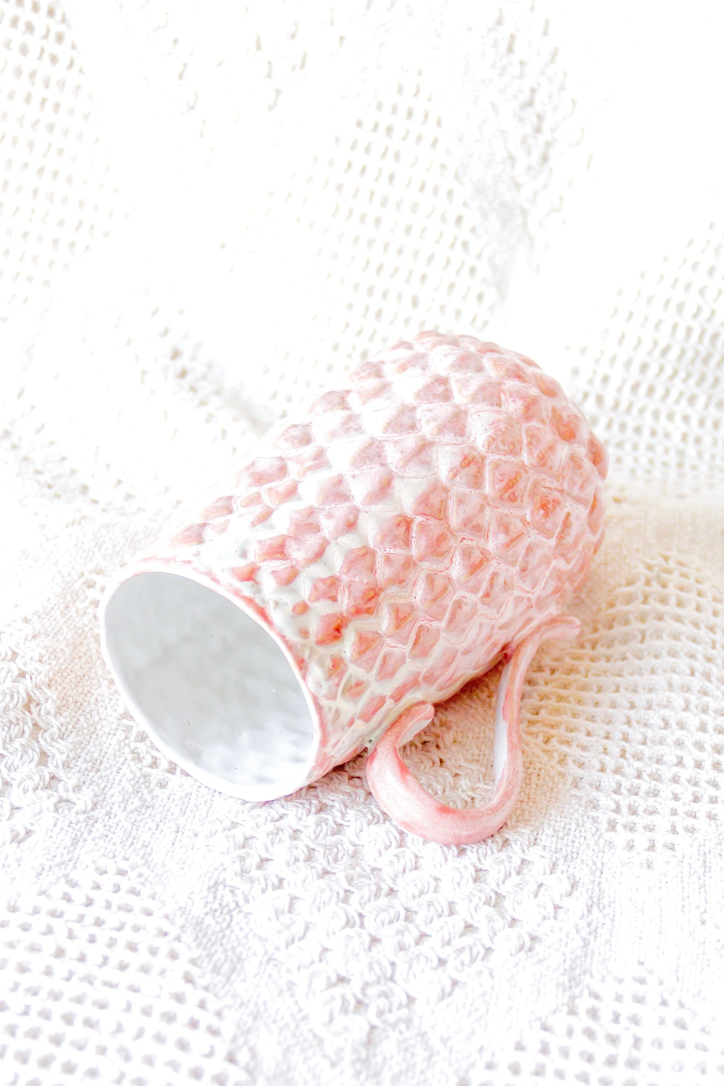 Kubek ceramiczny „Shell” biało-różowy