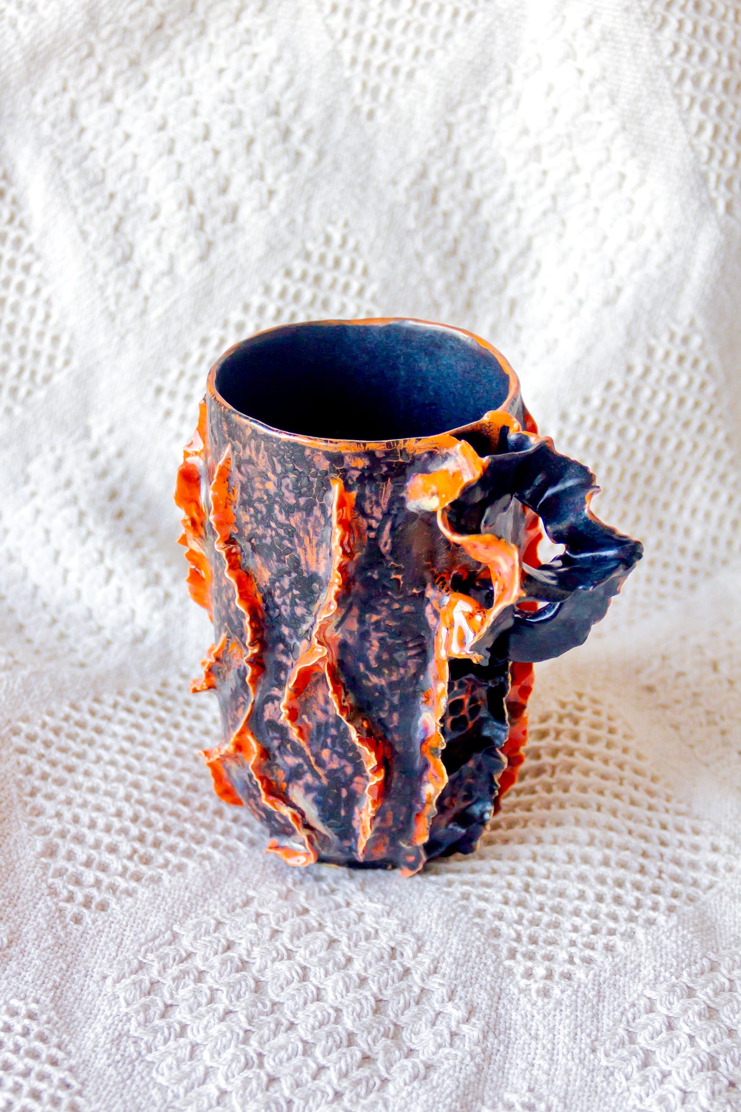 Kubek ceramiczny “Laminari” czarno-pomarańczowy