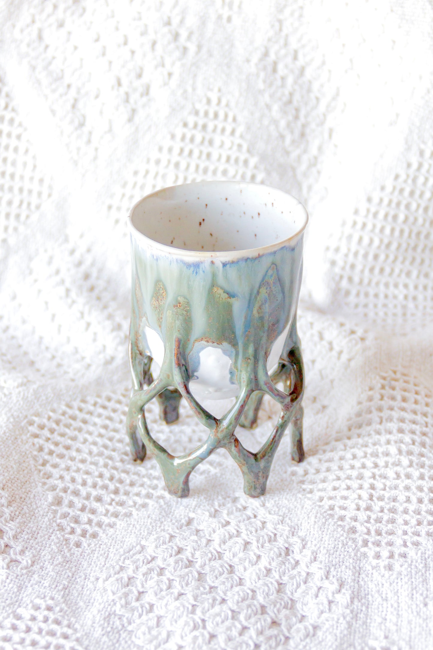 Puchar ceramiczny na nóżkach turkusowo-biały