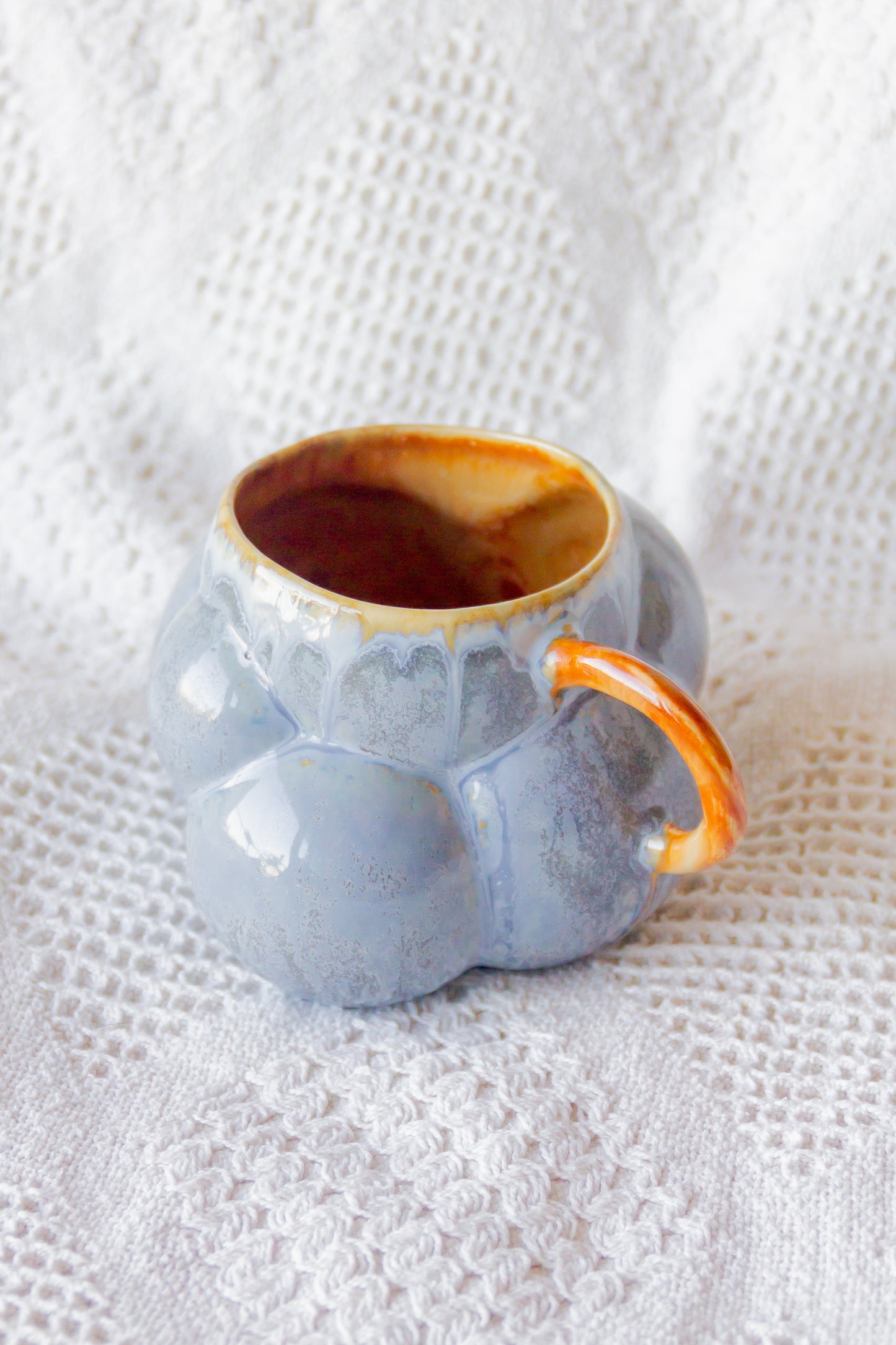 Kubek ceramiczny “Bubbles 3” niebiesko-beżowy