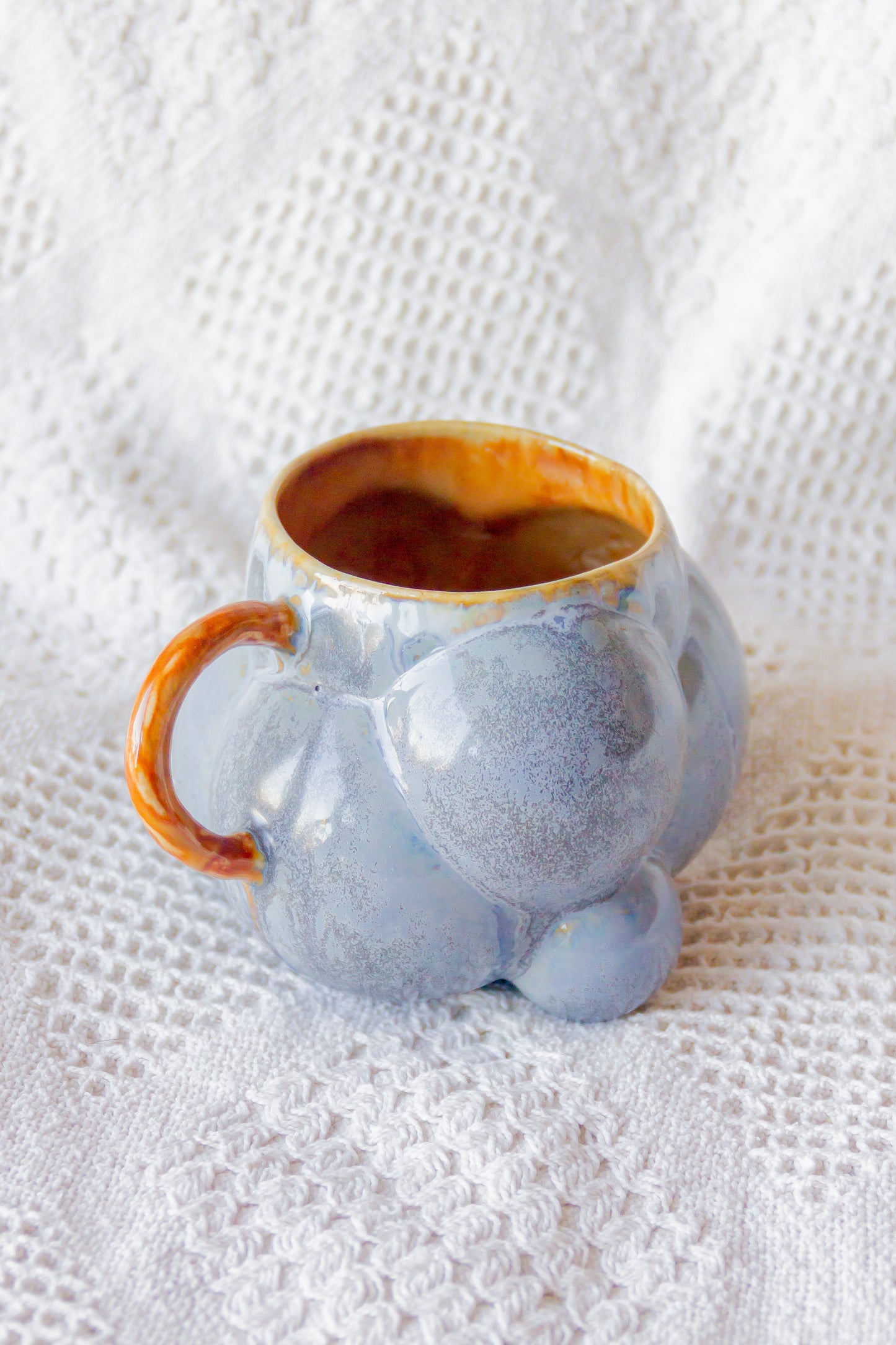 Kubek ceramiczny “Bubbles 3” niebiesko-beżowy
