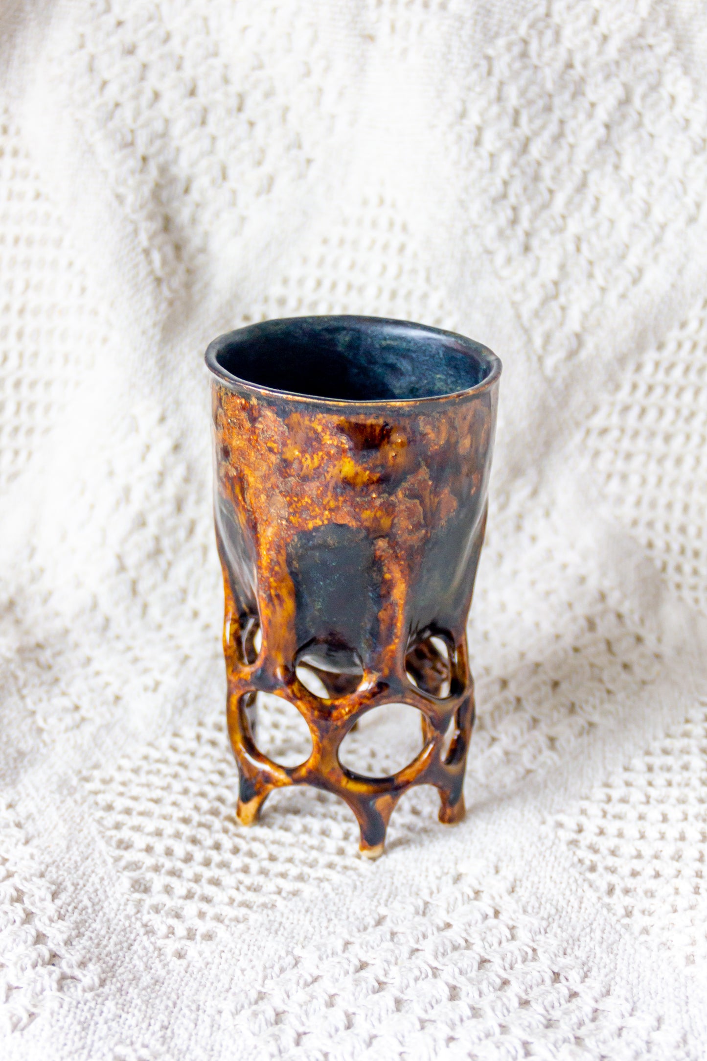 Puchar ceramiczny na nóżkach brązowo-czarny