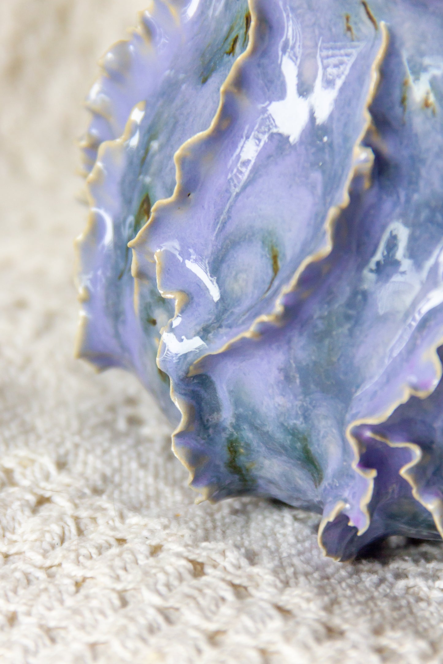 Kubek ceramiczny “Laminari” biało-fioletowy