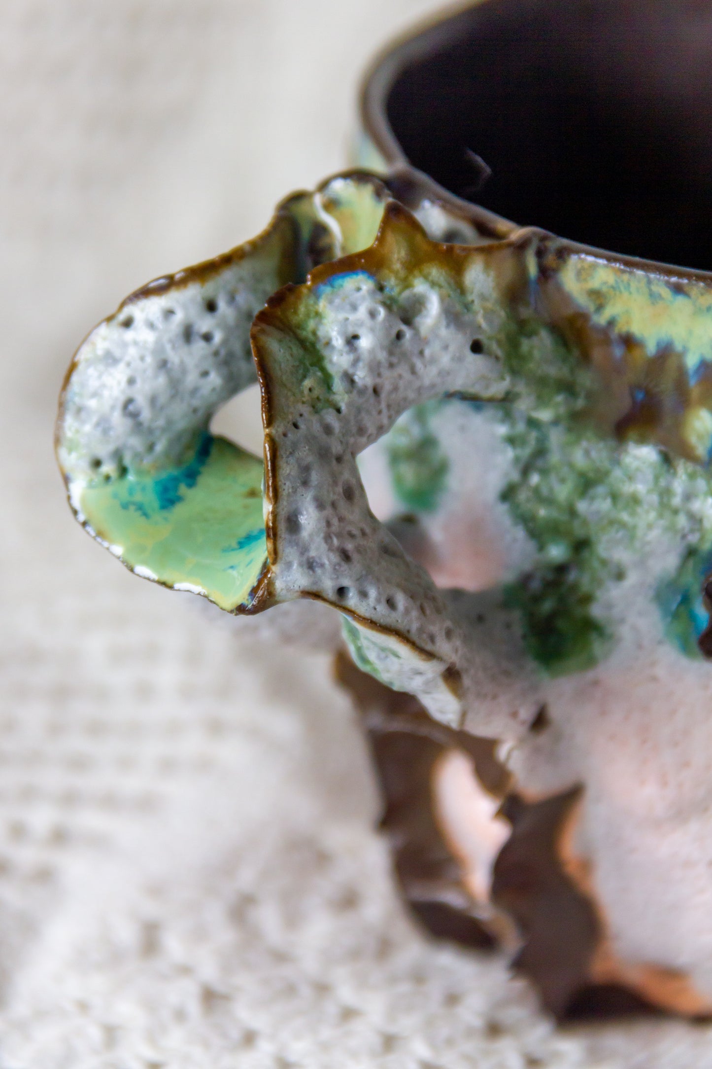 Kubek ceramiczny “Laminari” czarno-zielono-różowy z efektem piany