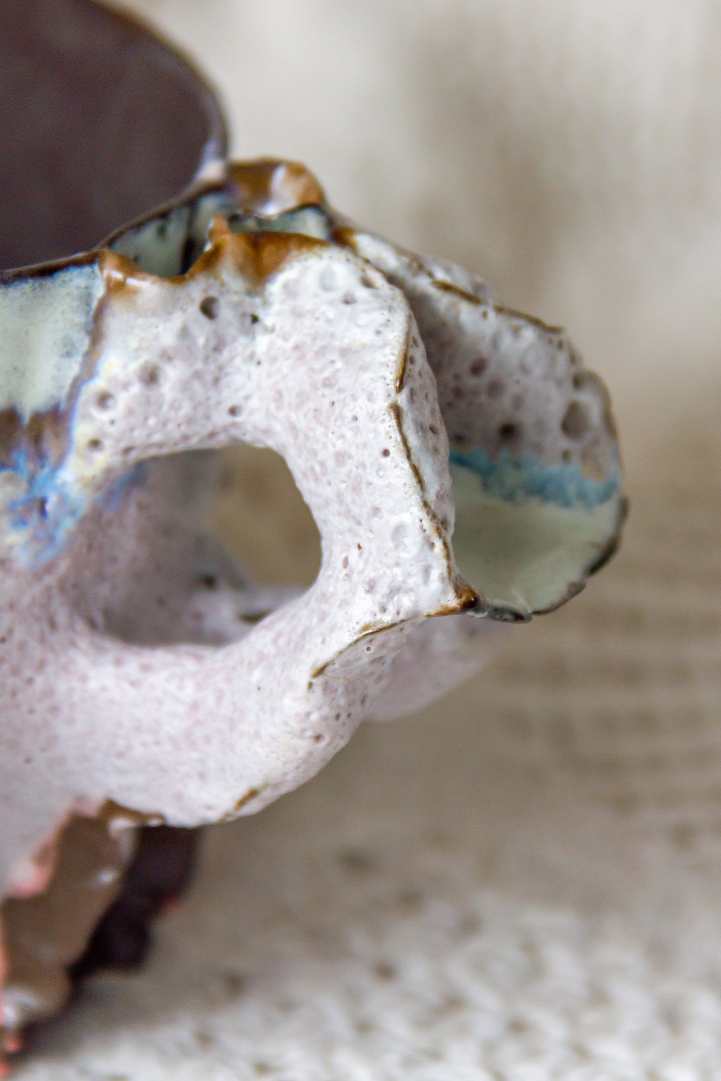 Kubek ceramiczny “Laminari” biało-czarny z efektem piany