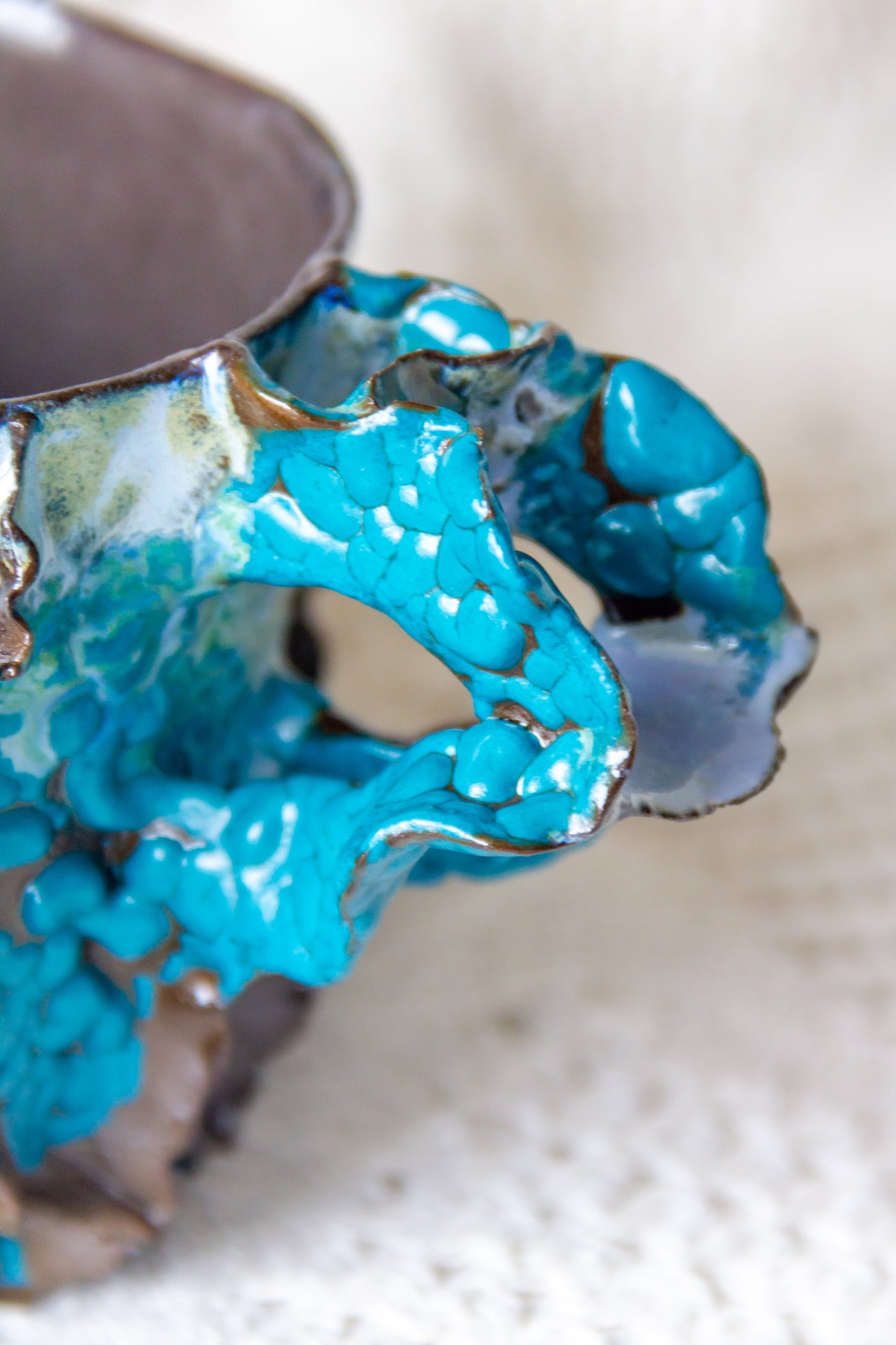 Kubek ceramiczny “Laminari” czarno-niebieski