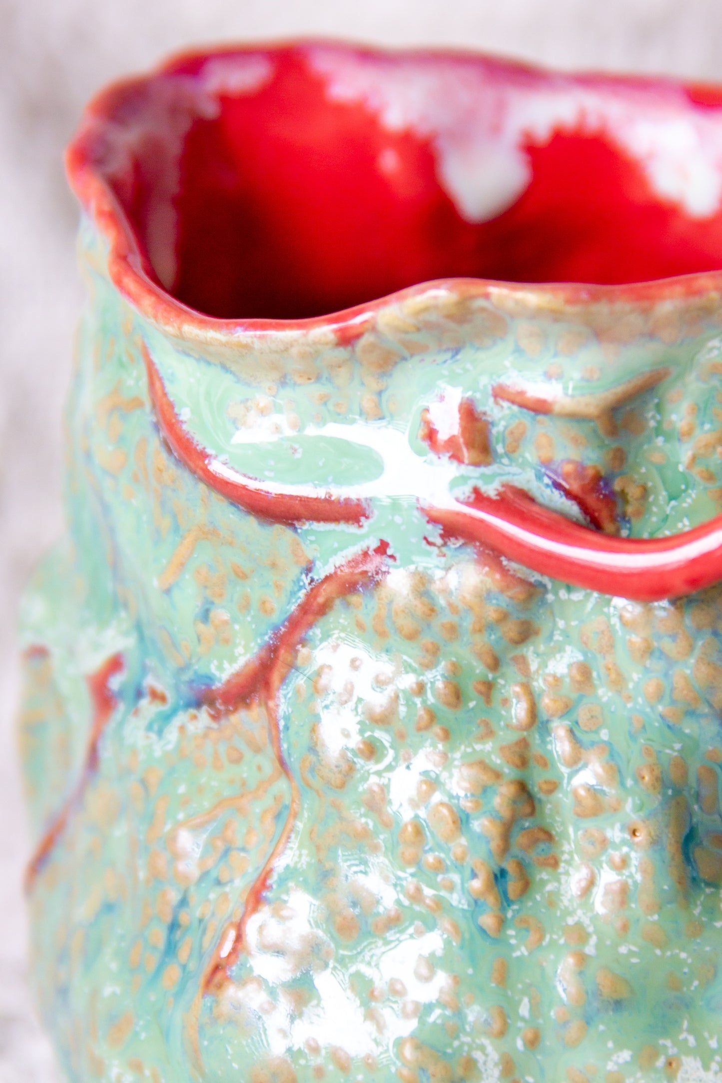 Kubek ceramiczny “Couroupita” zielono-malinowy