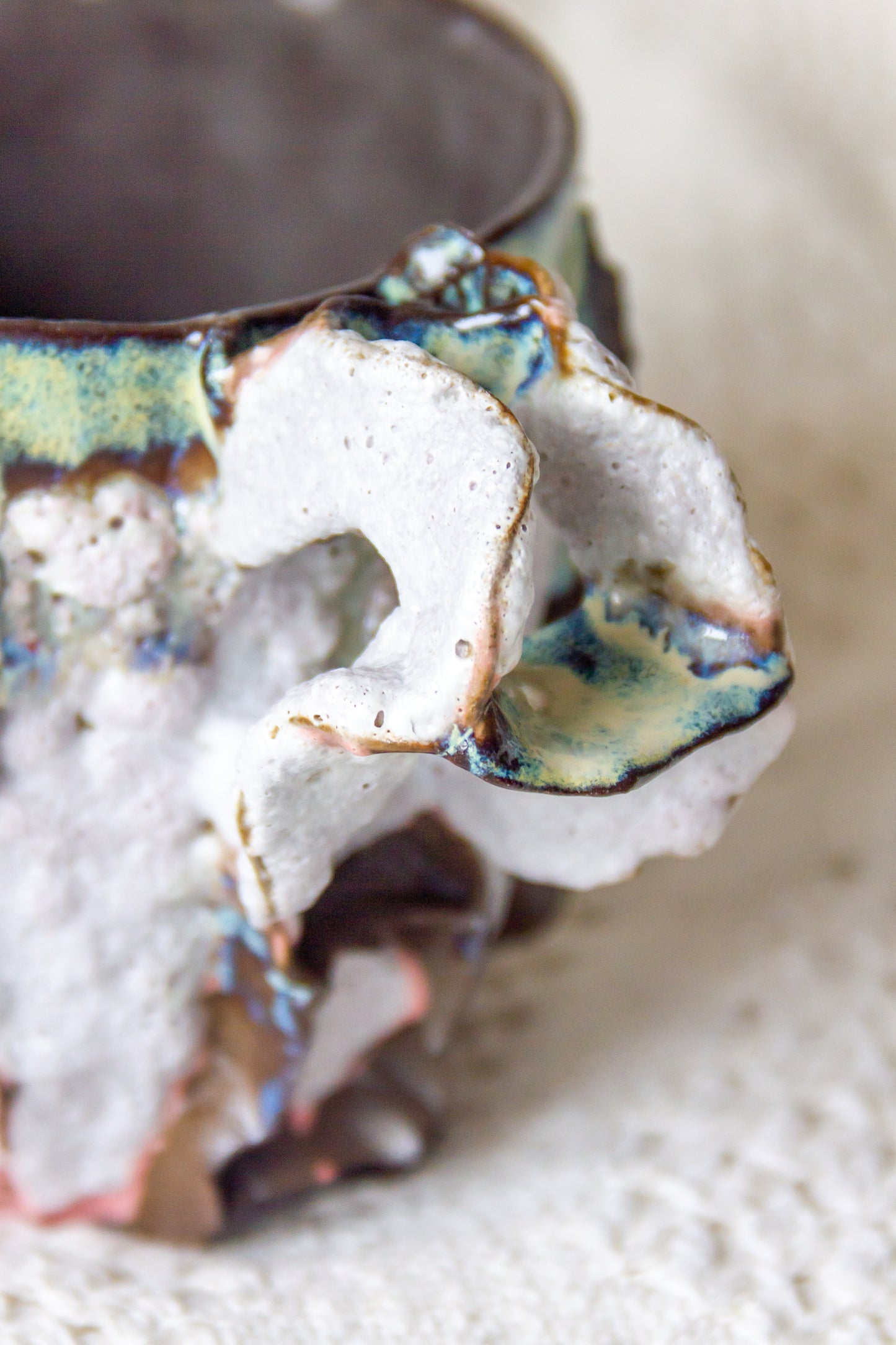 Kubek ceramiczny “Laminari” biało-czarny z efektem piany