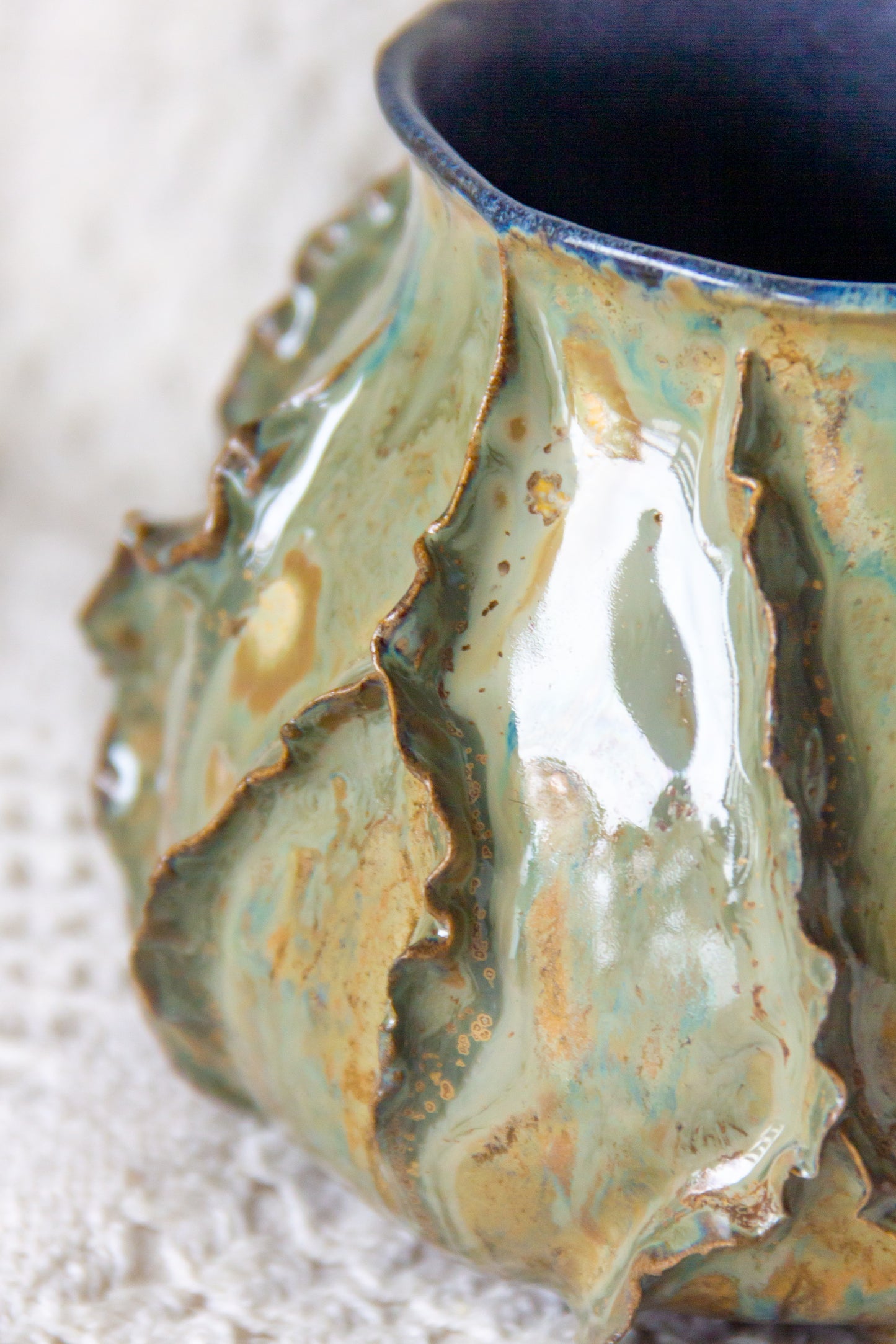 Kubek ceramiczny “Laminari” w kolorze zielono-czarnym