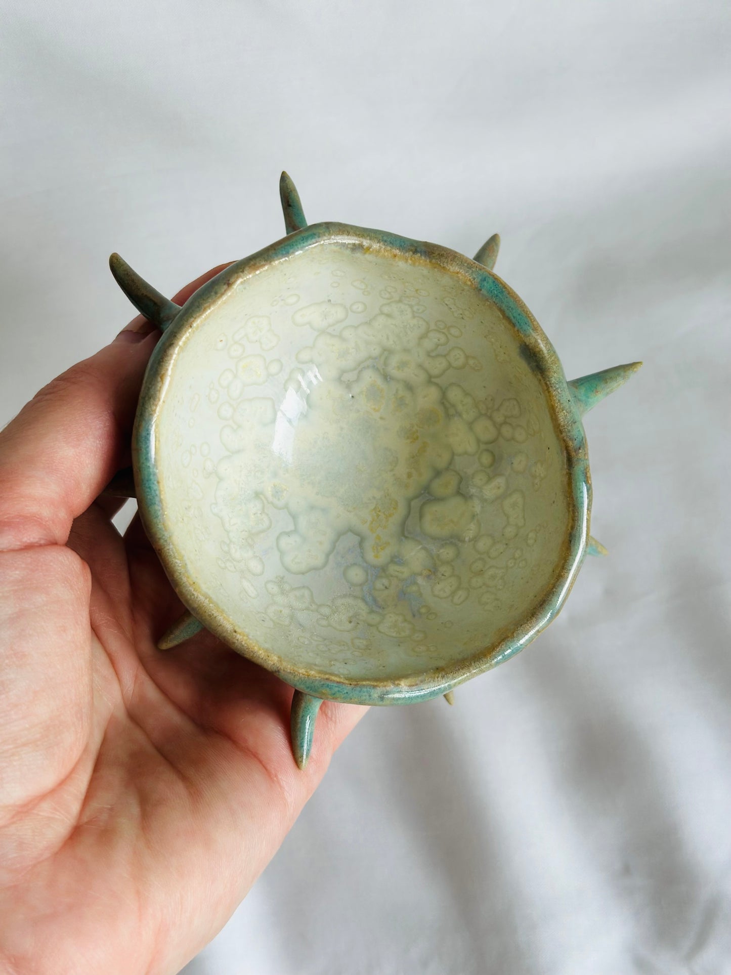 Miska ceramiczna z kolcami