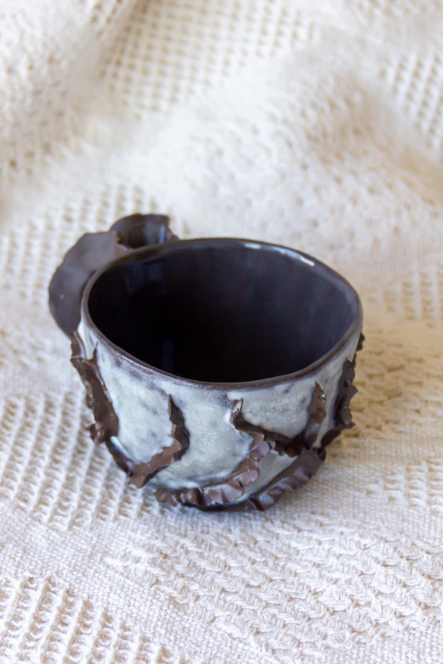 Filiżanka ceramiczna „Laminari” czarno-biała