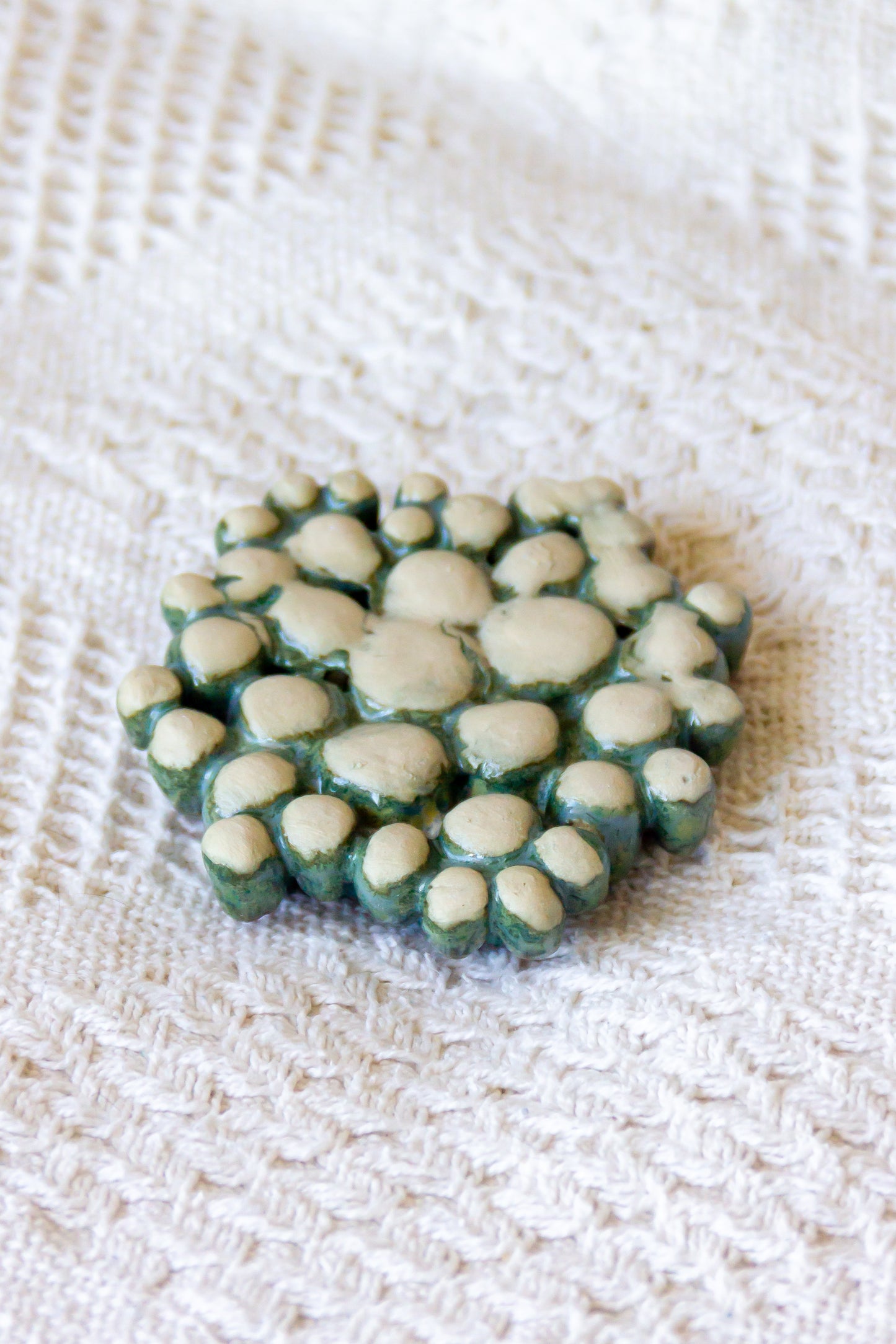 Rzeźba ceramiczna “Ascydia” zielono-czerwona