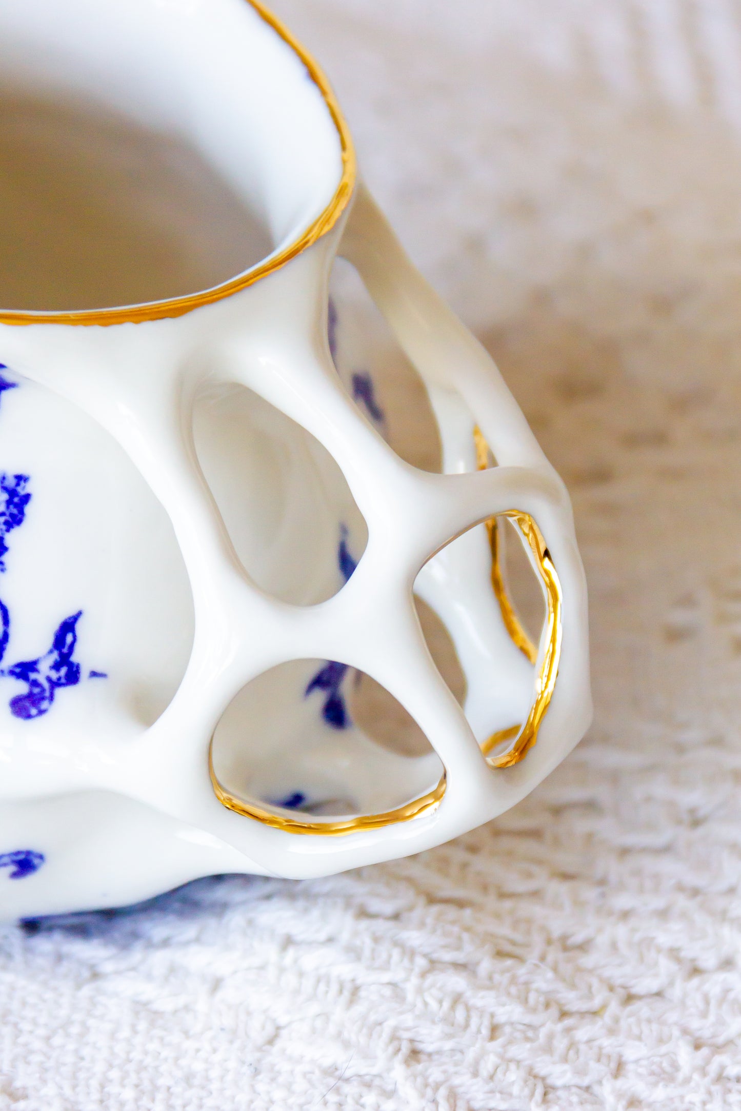 Kubek porcelanowy “Tripto” ze złoceniem