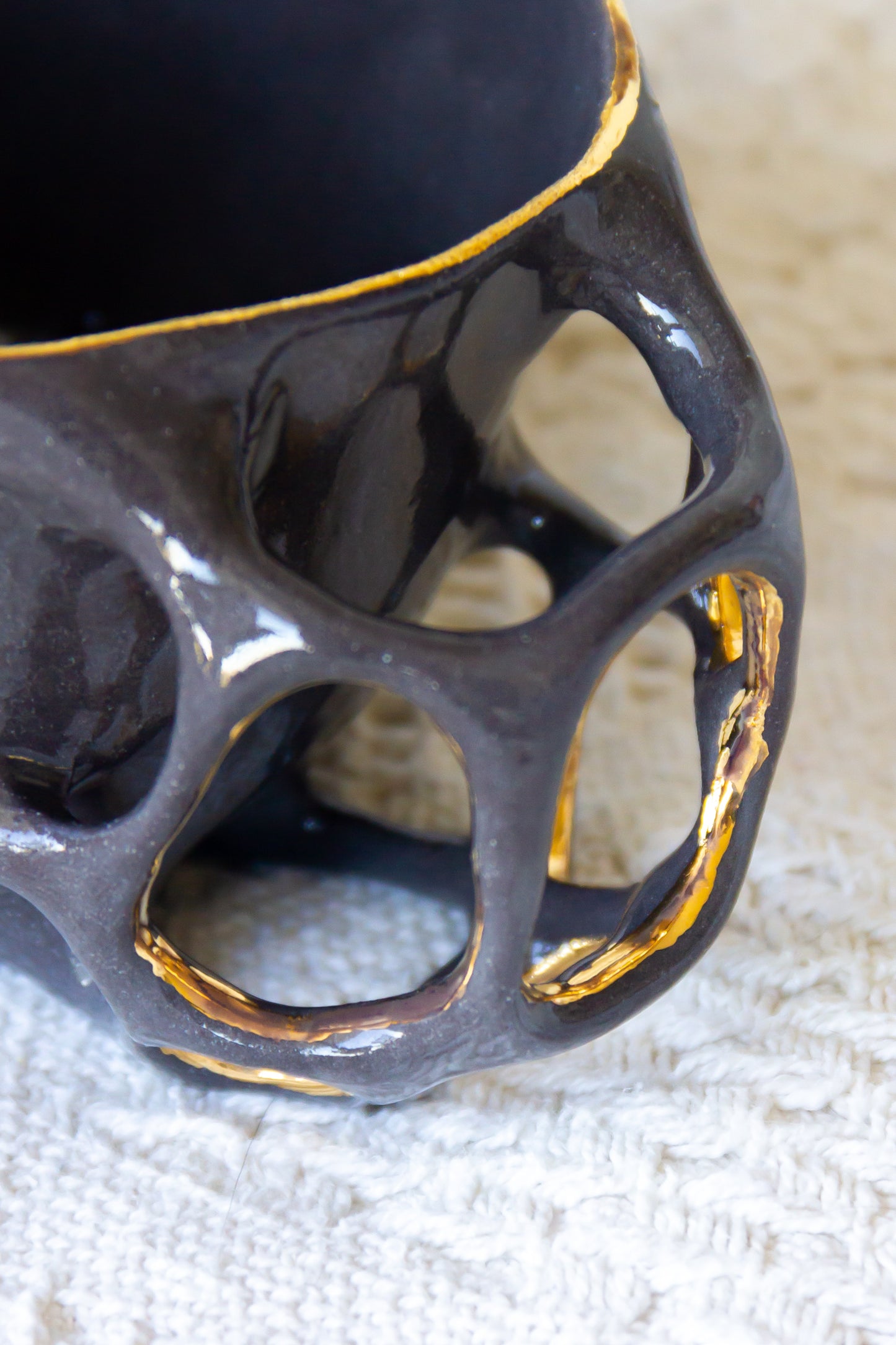 Filiżanka ceramiczna „Tripto” czarna ze złoceniem