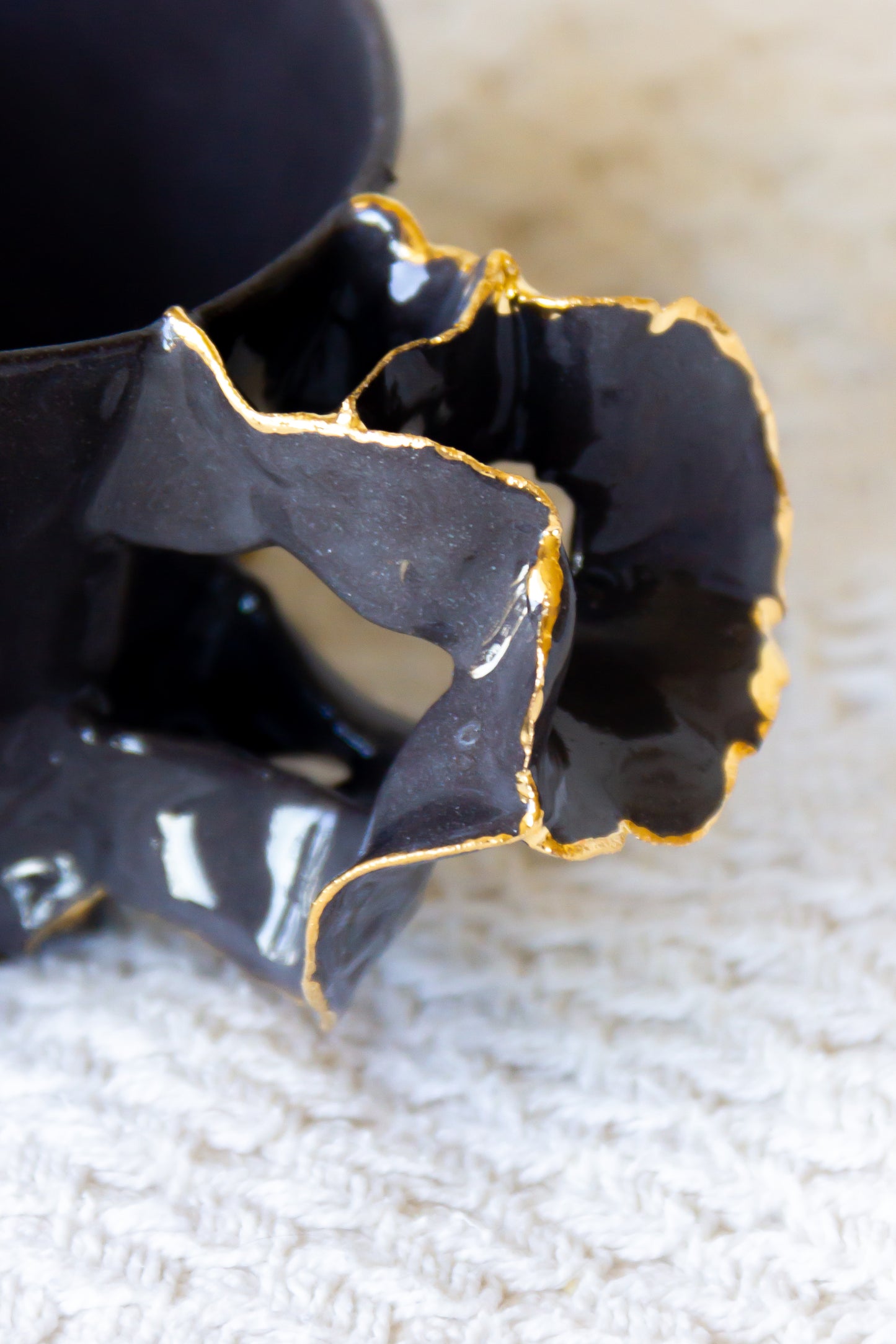 Filiżanka ceramiczna „Laminari” czarna ze złoceniem