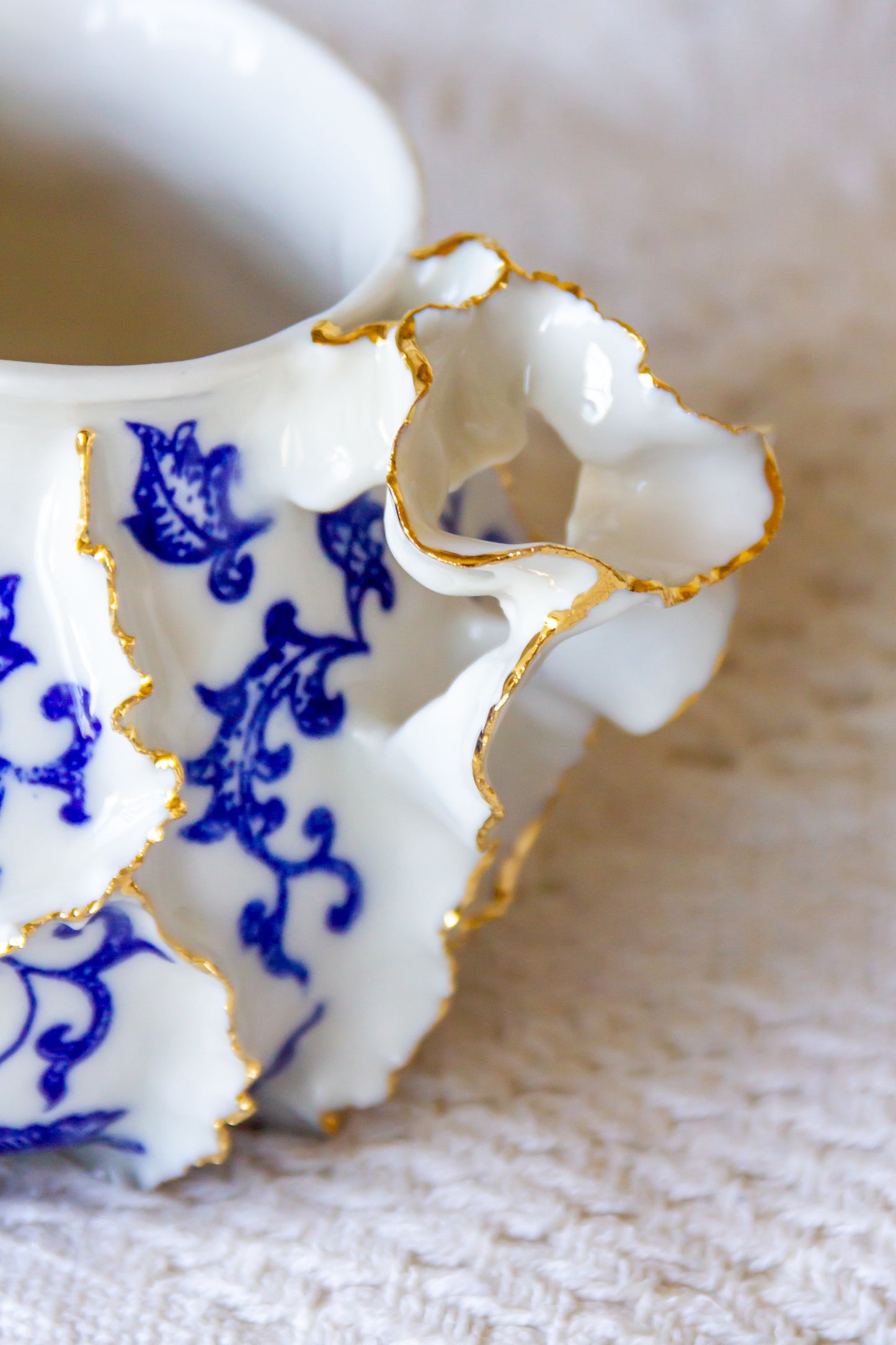 Kubek porcelanowy “Laminari” ze złoceniem