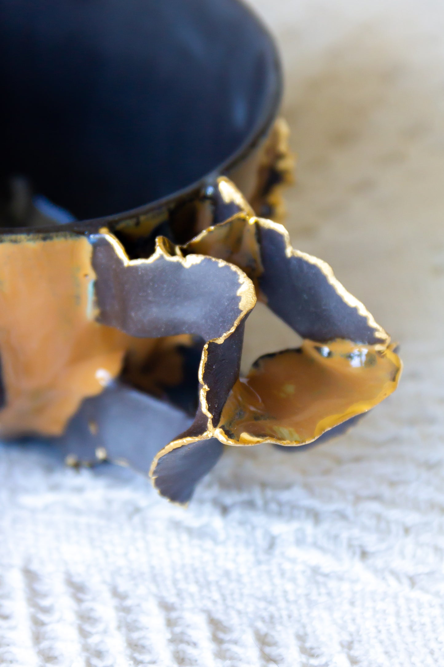 Filiżanka ceramiczna „Laminari” czarno-brązowa ze złoceniem