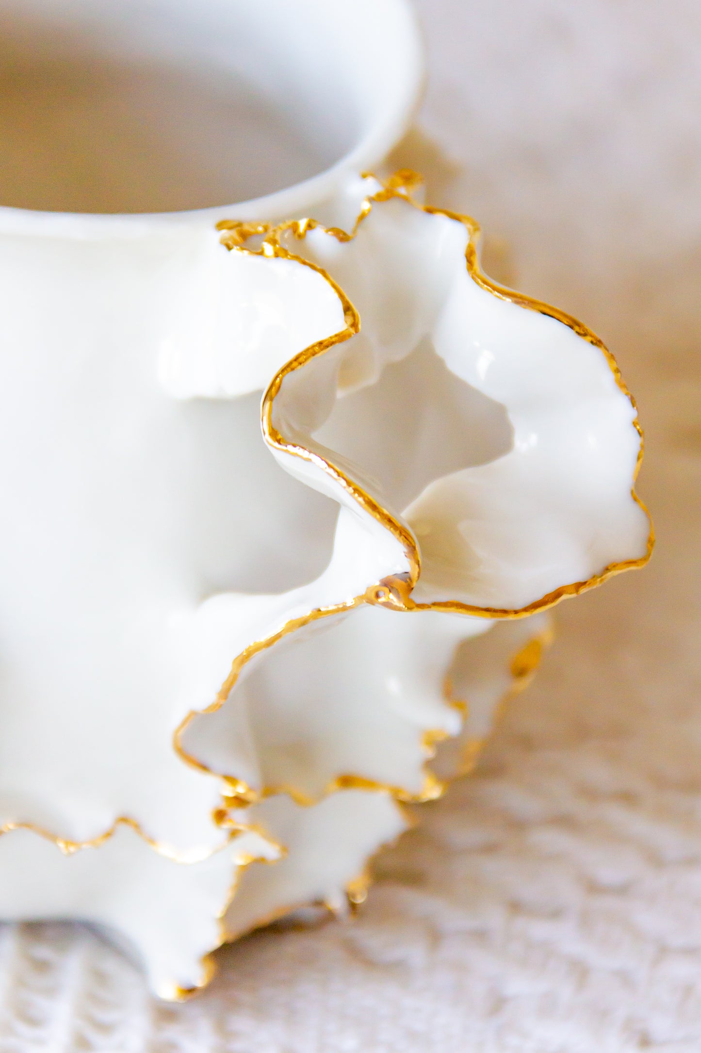 Kubek porcelanowy “Laminari” ze złoceniem